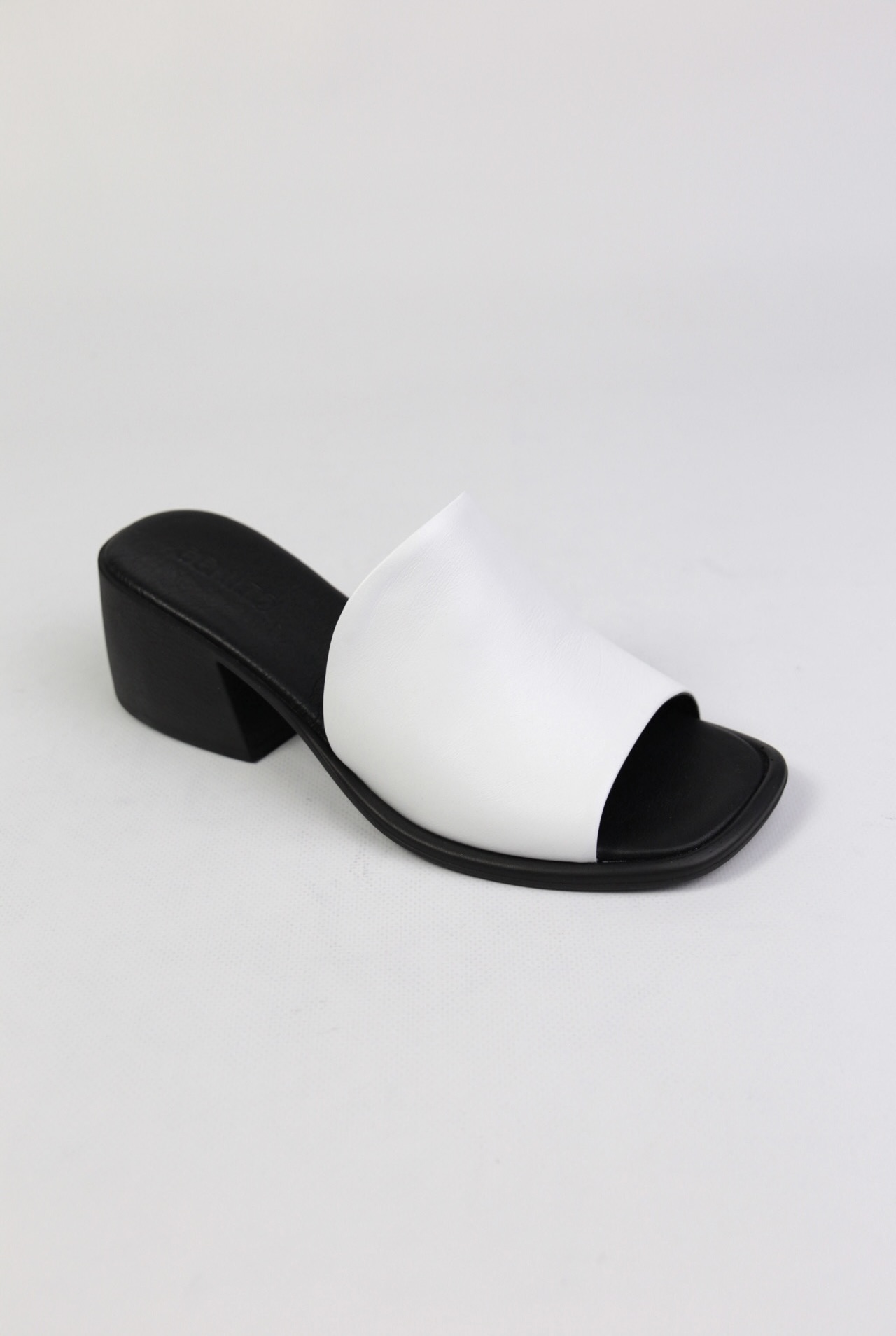 картинка Сабо кожаные Benito от магазина Pratik