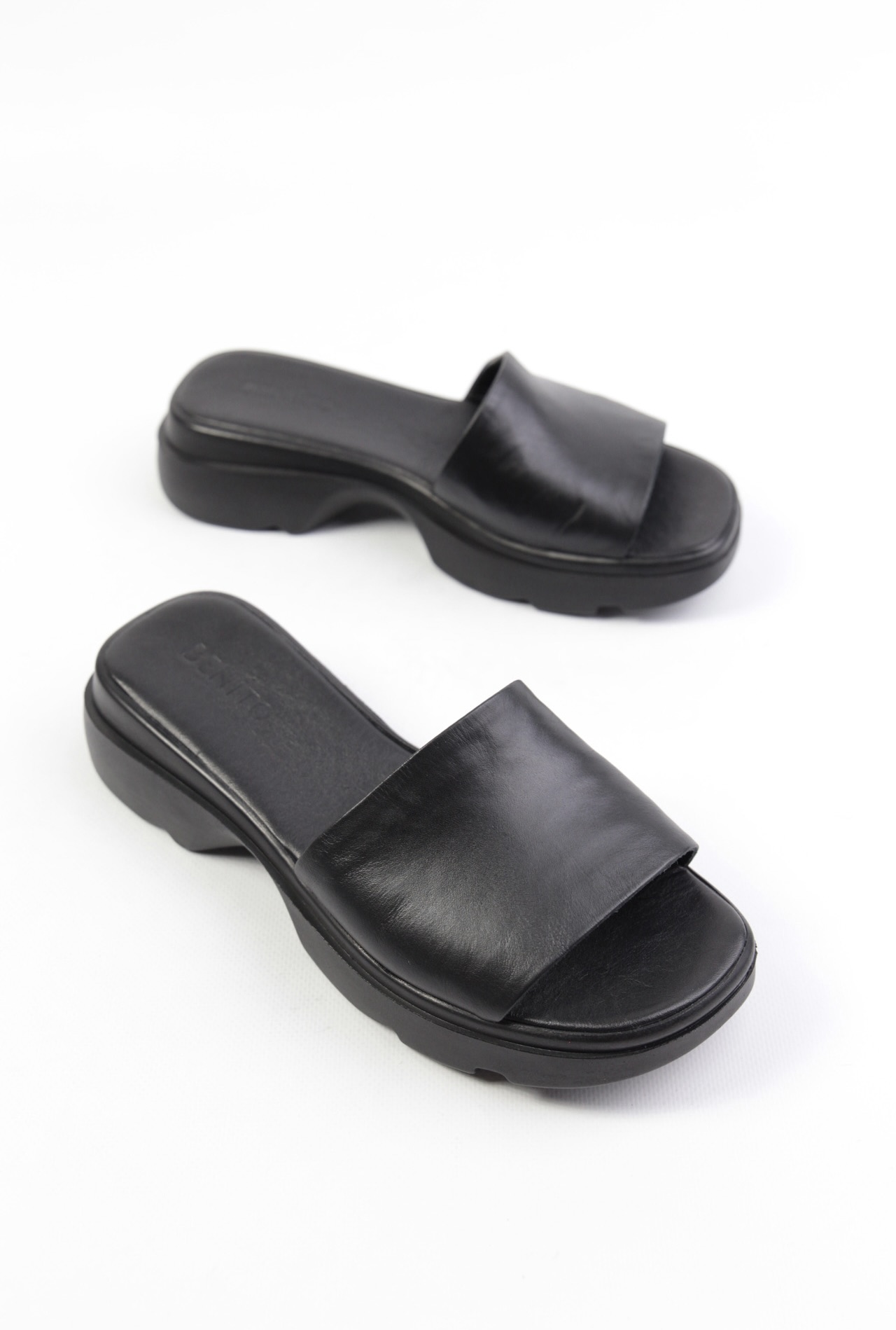 картинка Шлепанцы кожаные Benito от магазина Pratik