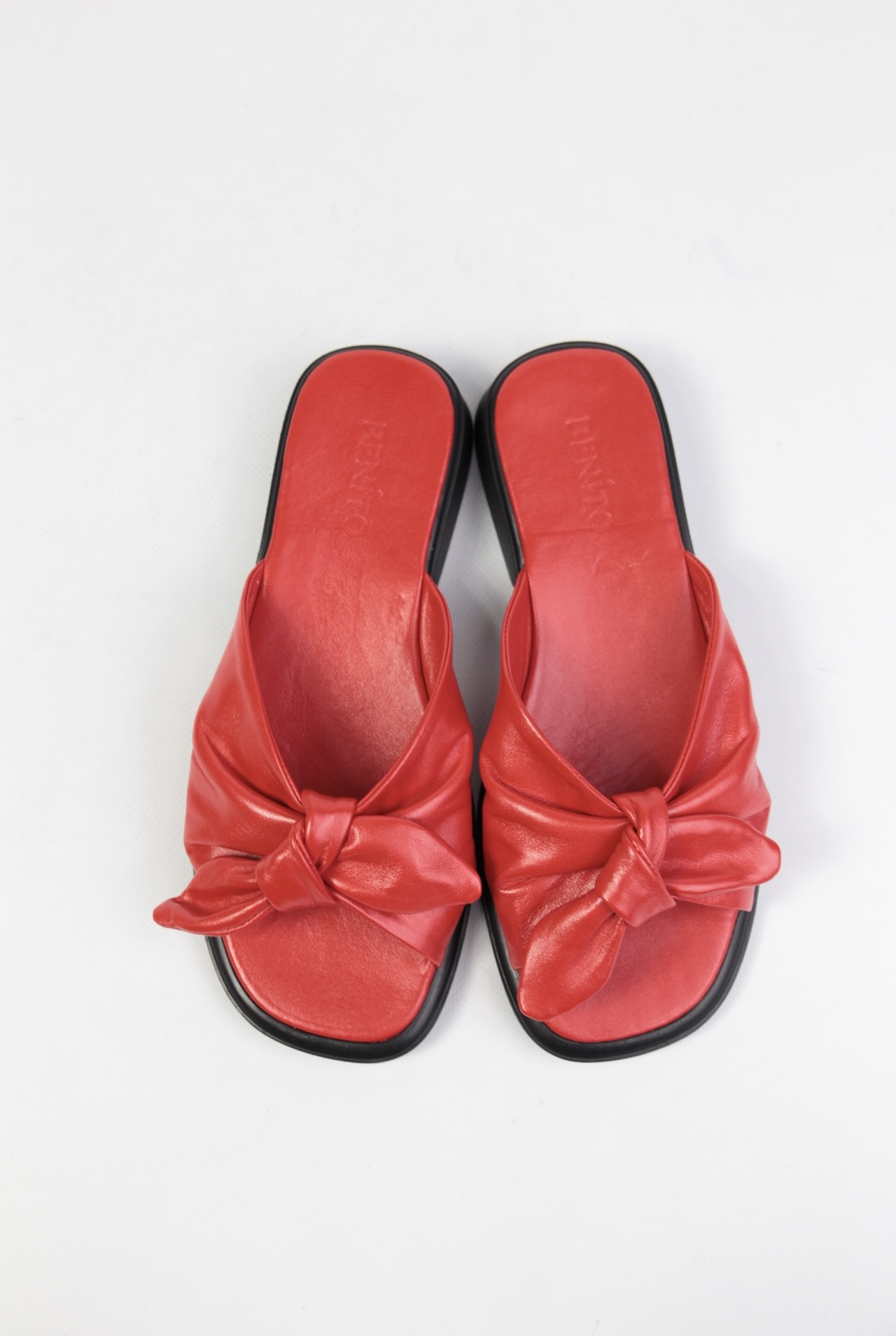 картинка Шлепанцы кожаные Benito от магазина Pratik