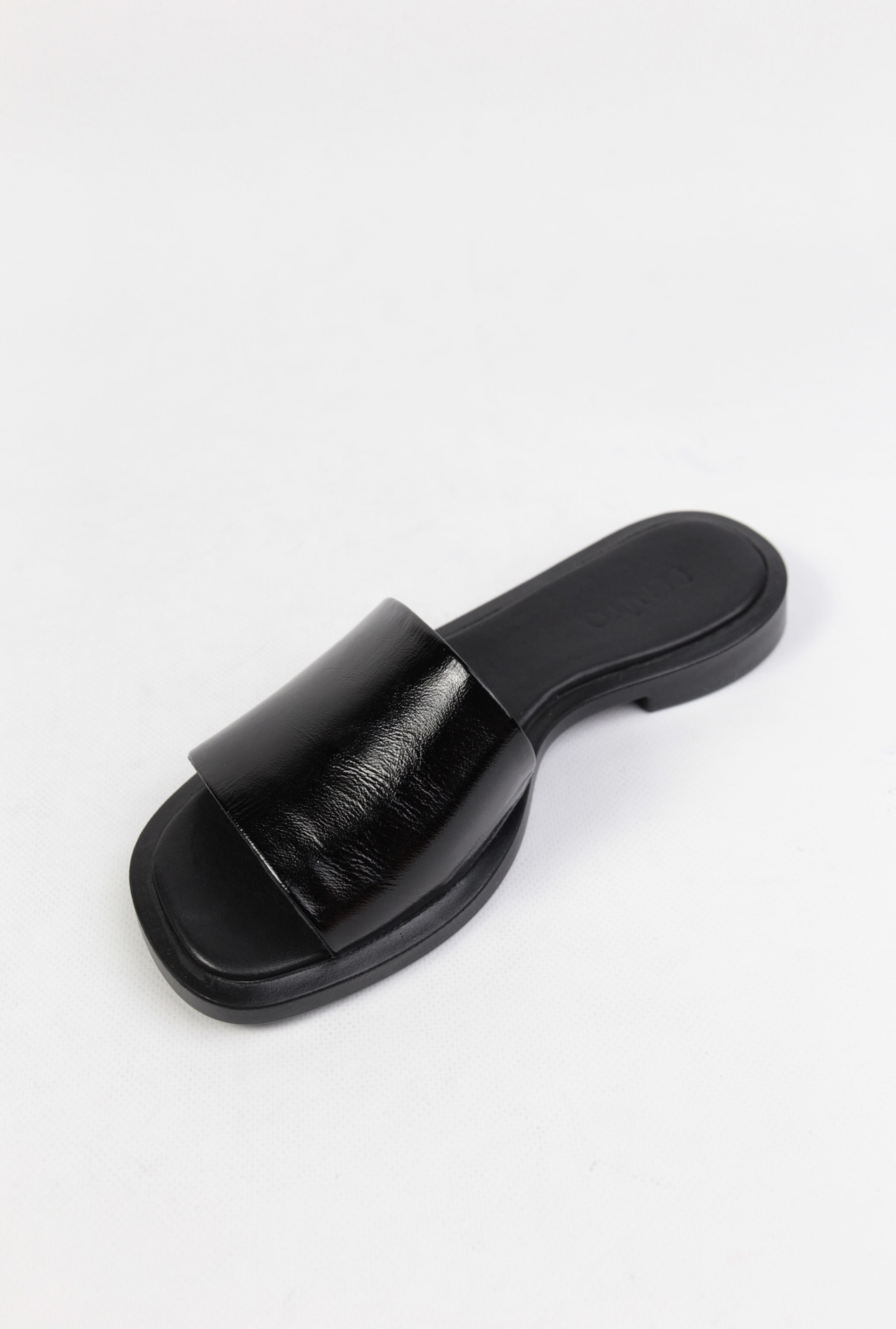 картинка Шлепанцы кожаные Benito от магазина Pratik