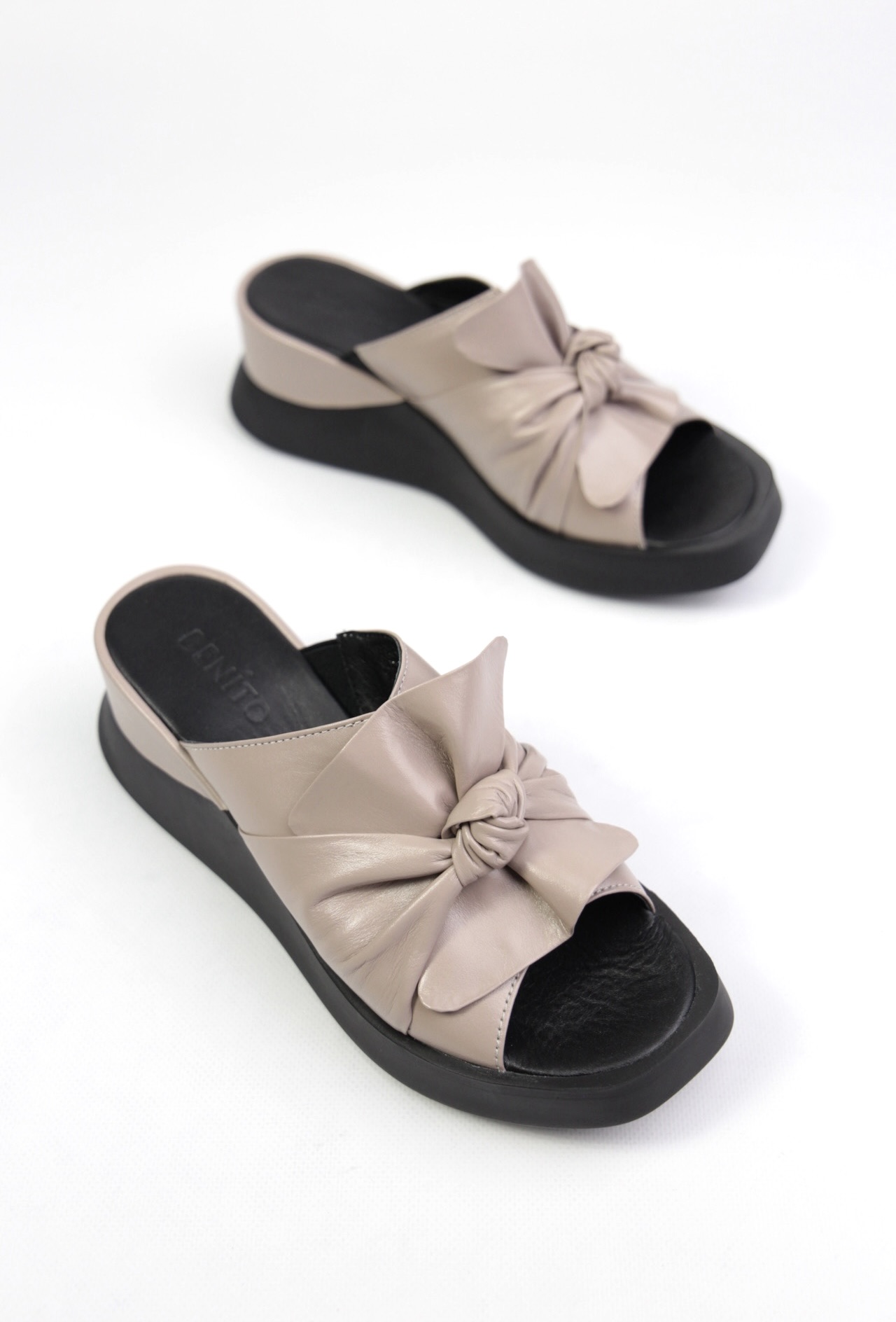 картинка Шлепанцы кожаные Benito от магазина Pratik