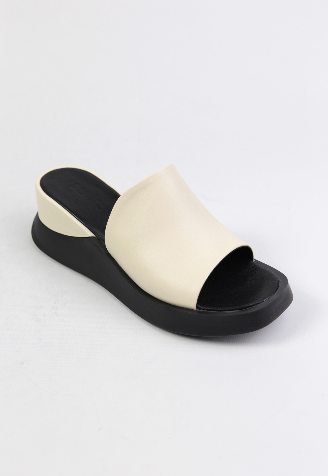 картинка Шлепанцы кожаные Benito от магазина Pratik