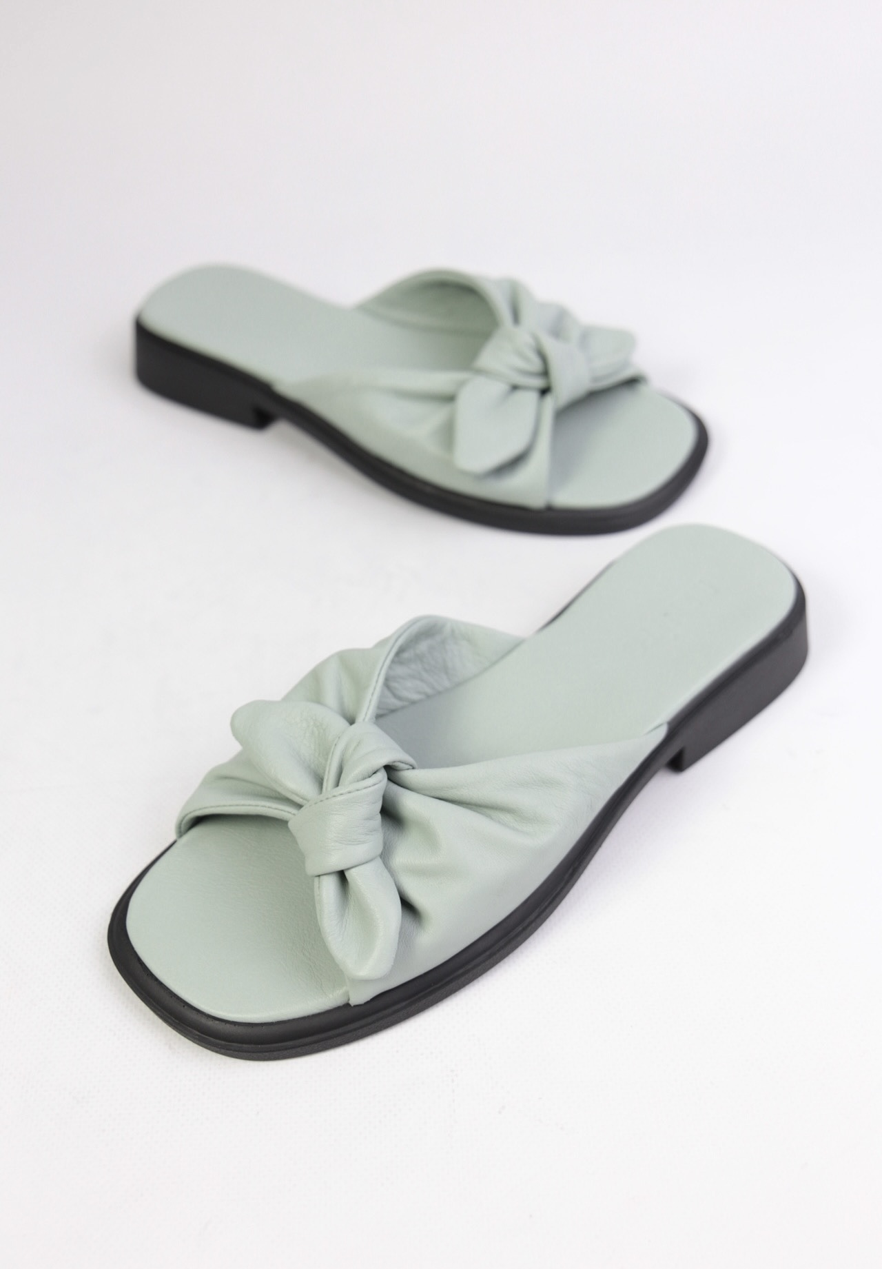 картинка Шлепанцы кожаные Benito от магазина Pratik