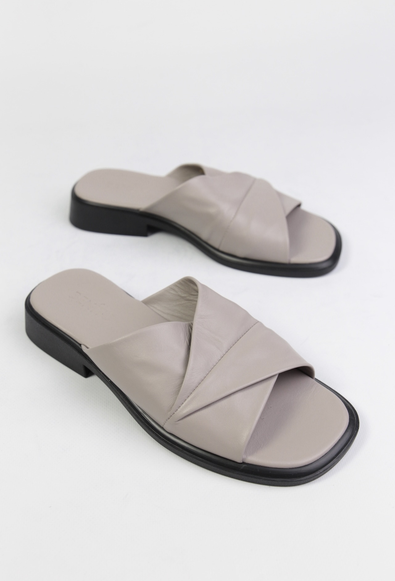 картинка Шлепанцы кожаные Benito от магазина Pratik