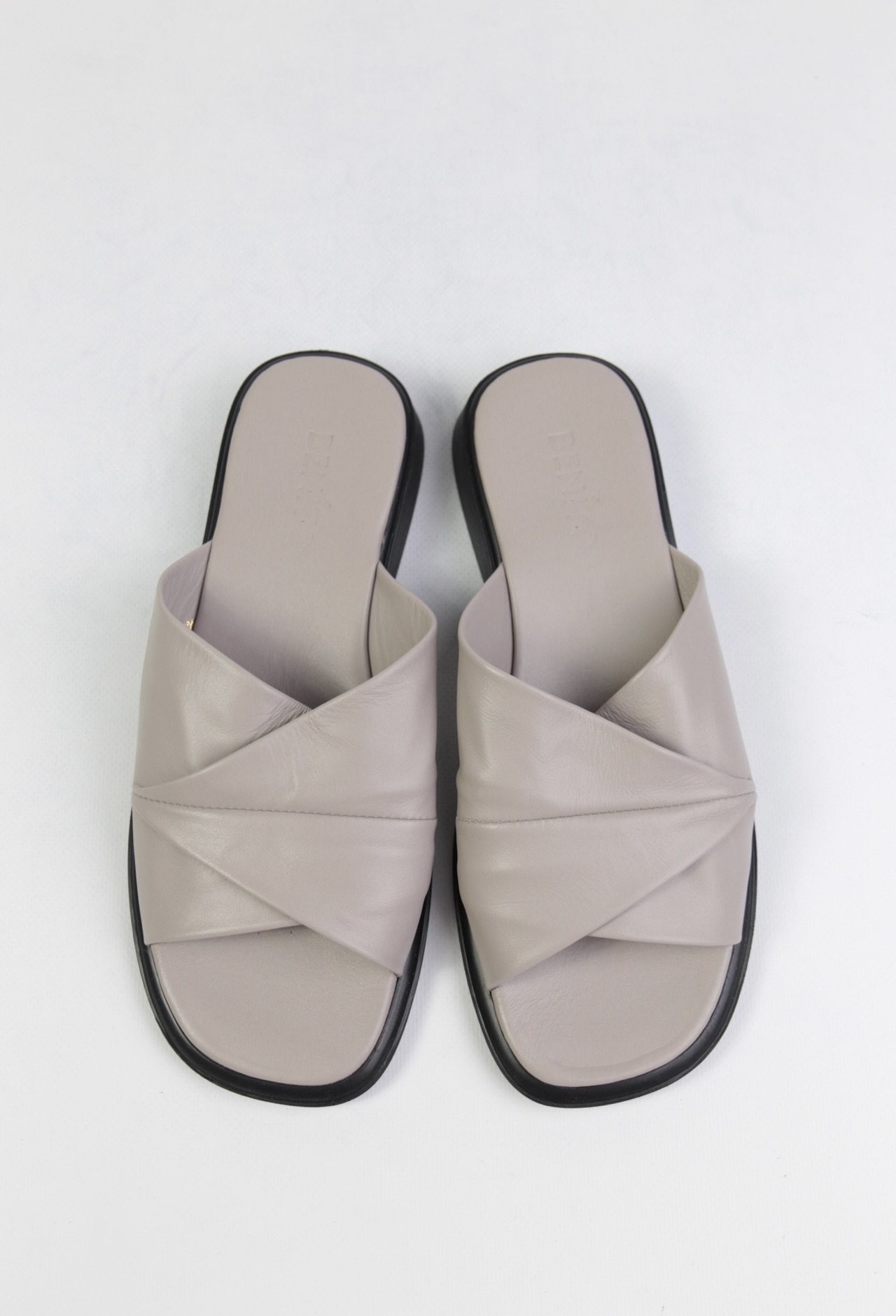 картинка Шлепанцы кожаные Benito от магазина Pratik