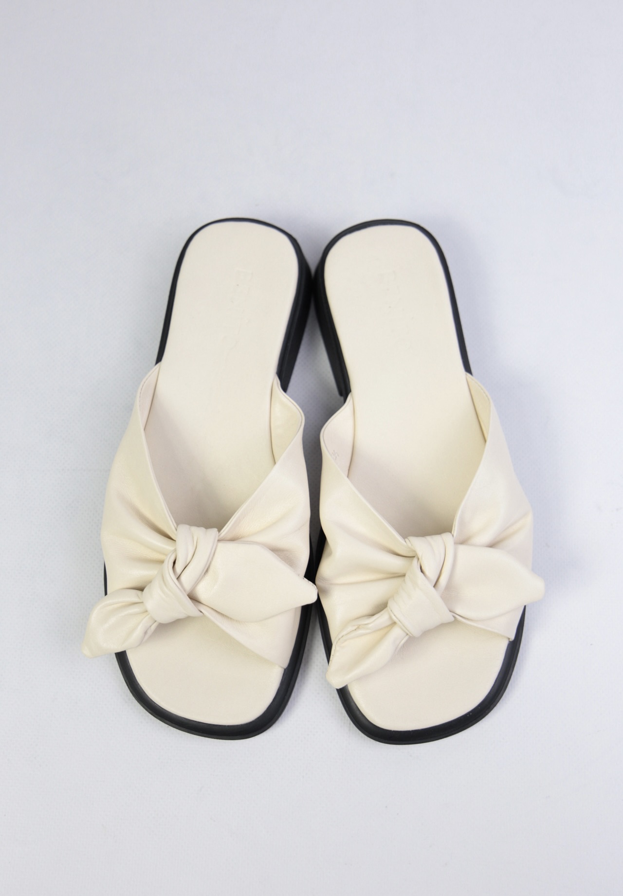 картинка Шлепанцы кожаные Benito от магазина Pratik