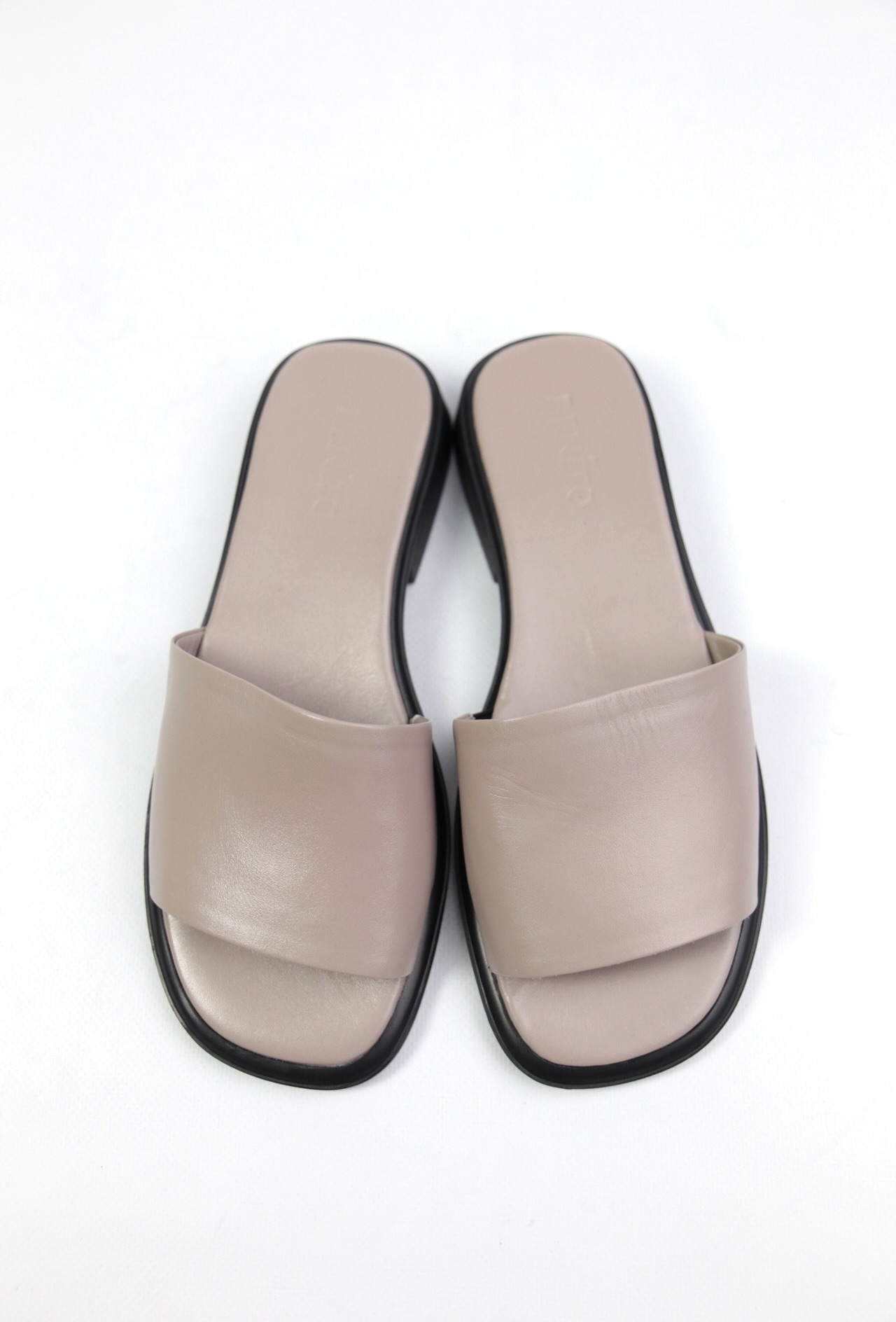 картинка Шлепанцы кожаные Benito от магазина Pratik