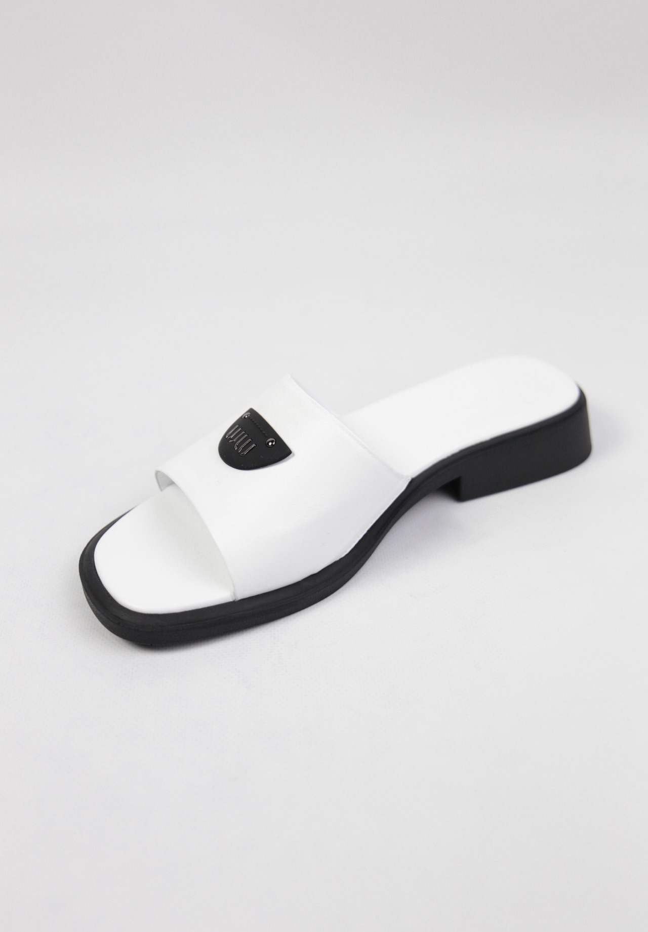 картинка Шлепанцы кожаные Benito от магазина Pratik