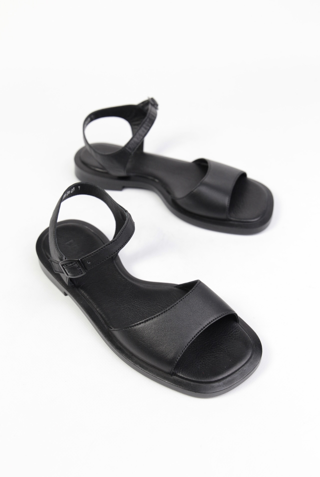 картинка Сандалии кожаные Benito от магазина Pratik