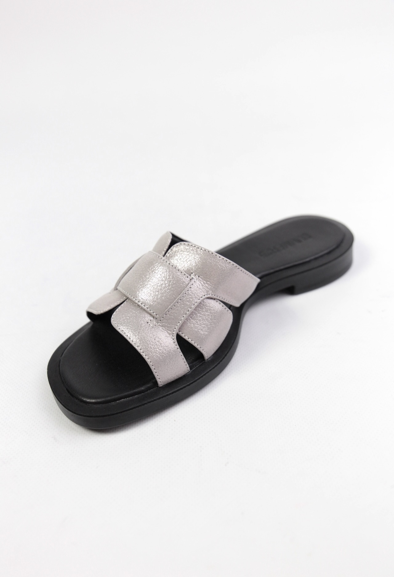 картинка Шлепанцы кожаные Benito от магазина Pratik