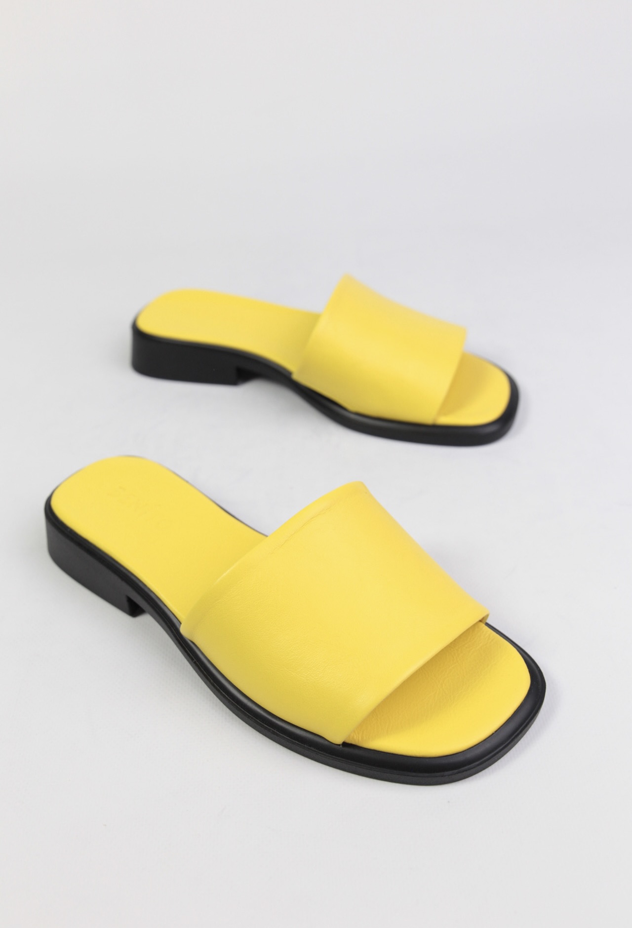 картинка Шлепанцы кожаные Benito от магазина Pratik