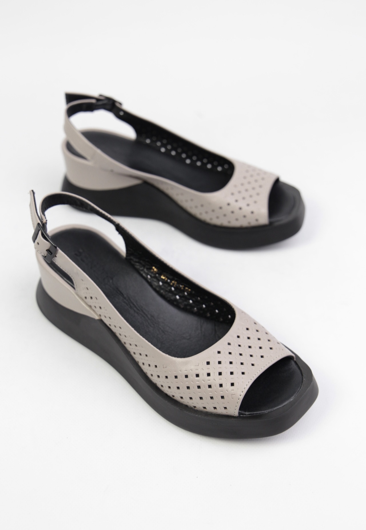 картинка Босоножки кожаные Benito от магазина Pratik