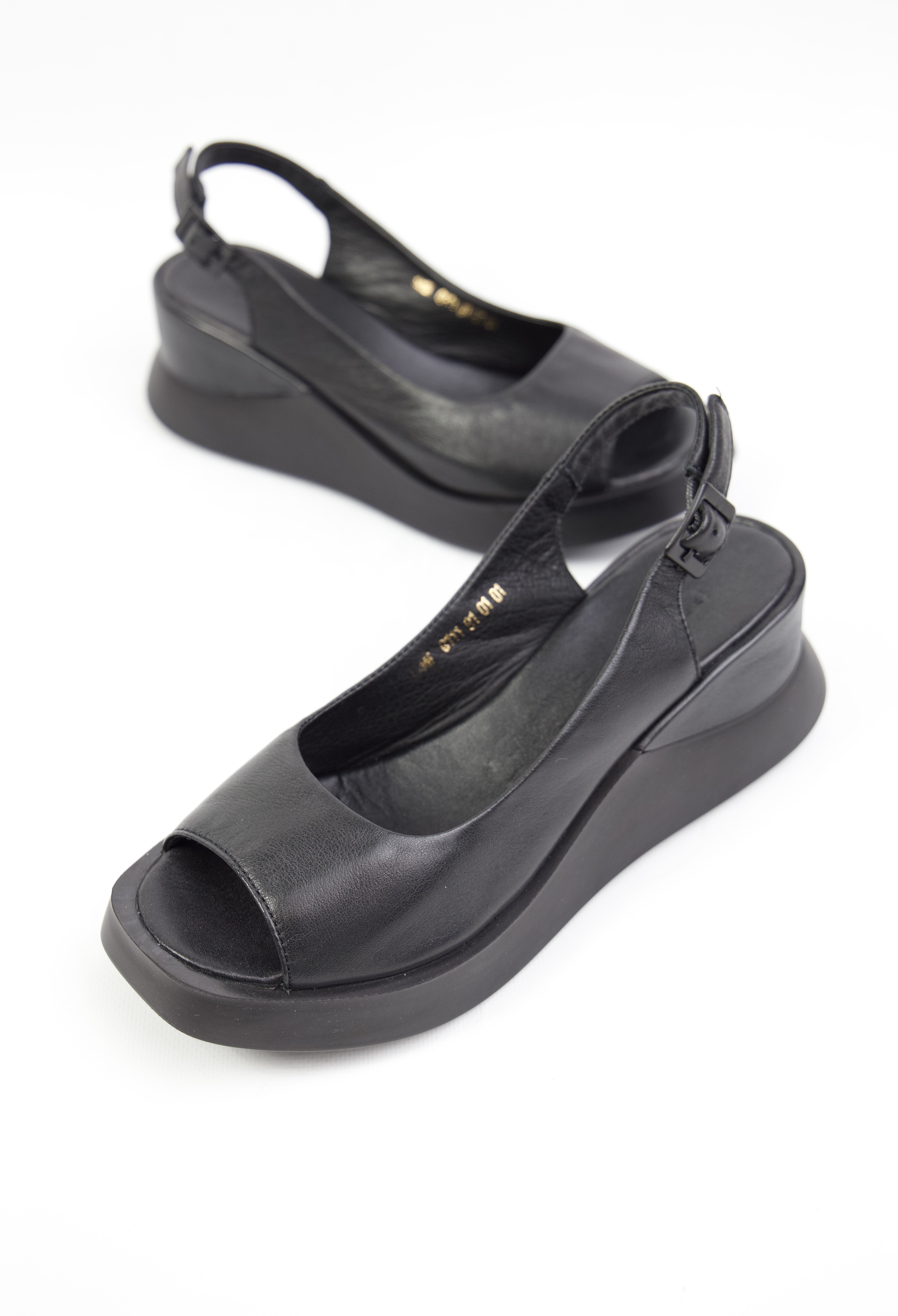 картинка Босоножки кожаные Benito от магазина Pratik