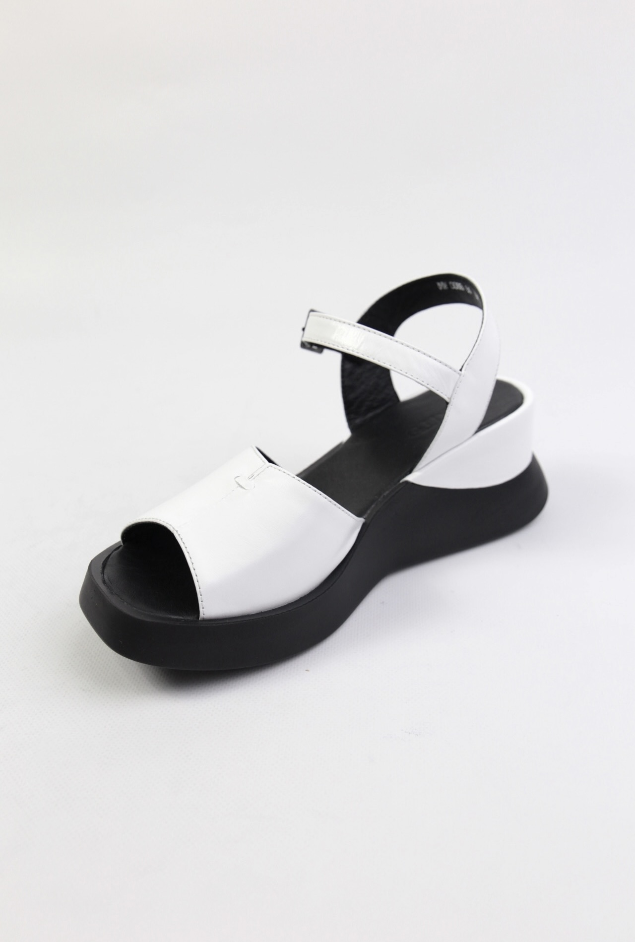 картинка Босоножки кожаные Benito от магазина Pratik