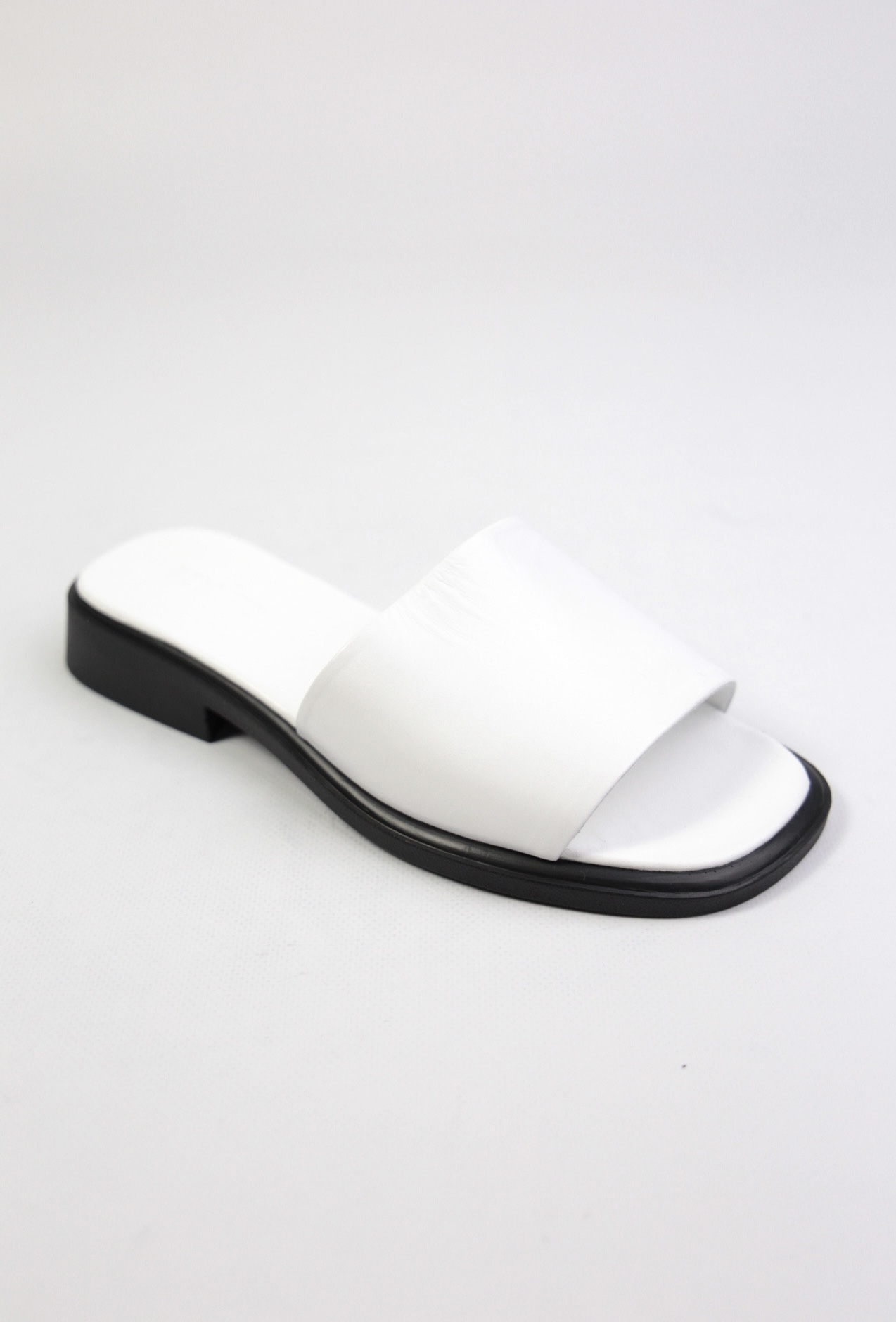 картинка Шлепанцы кожаные Benito от магазина Pratik