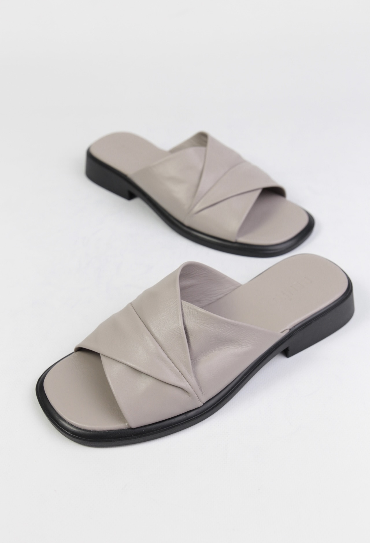 картинка Шлепанцы кожаные Benito от магазина Pratik