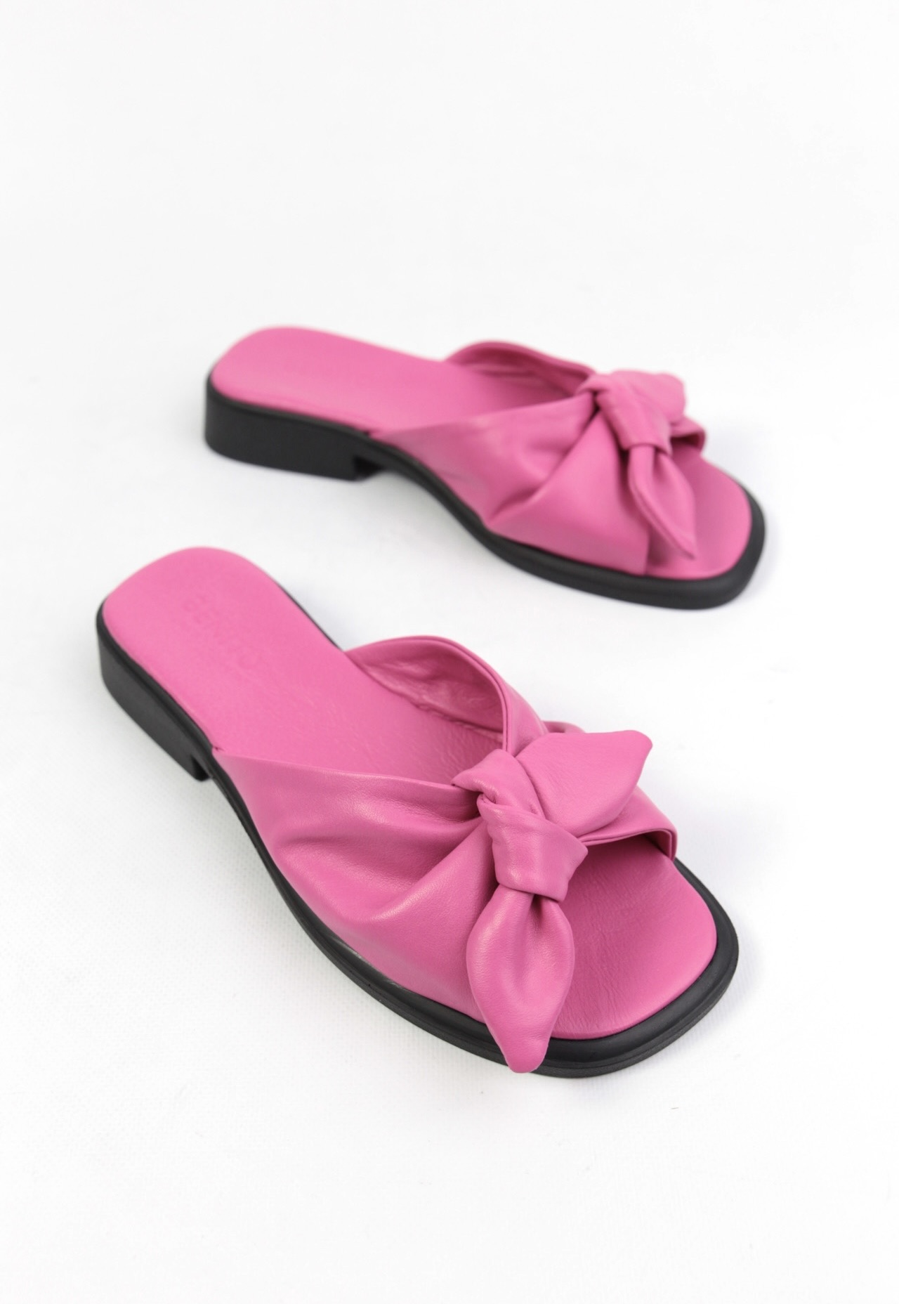 картинка Шлепанцы кожаные Benito от магазина Pratik