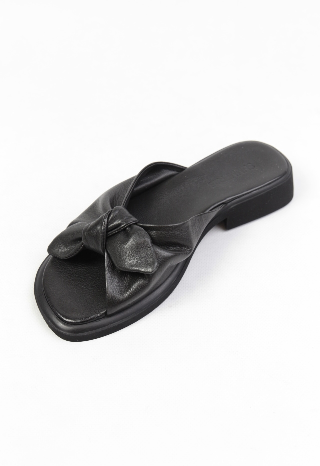 картинка Шлепанцы кожаные Benito от магазина Pratik