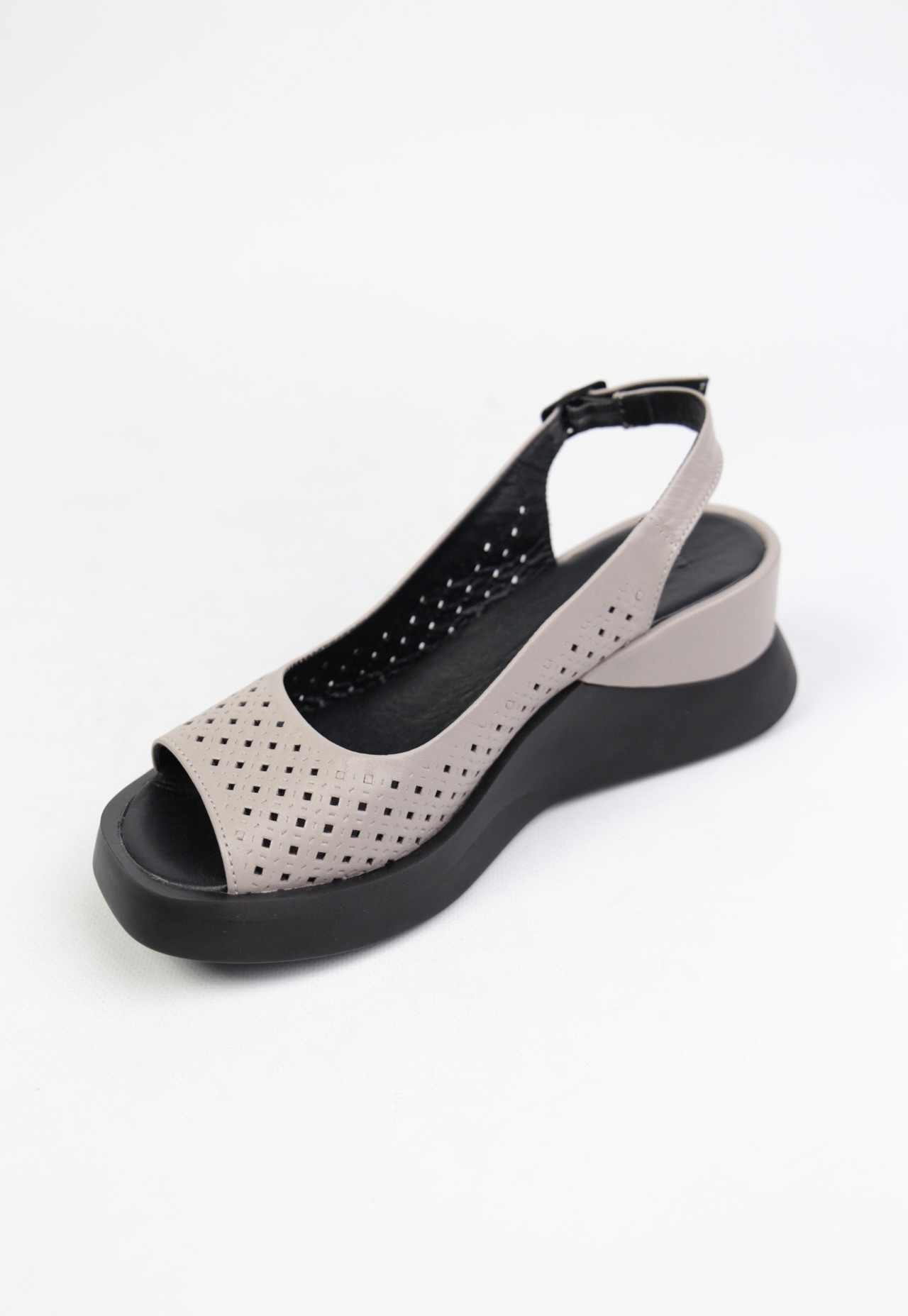 картинка Босоножки кожаные Benito от магазина Pratik