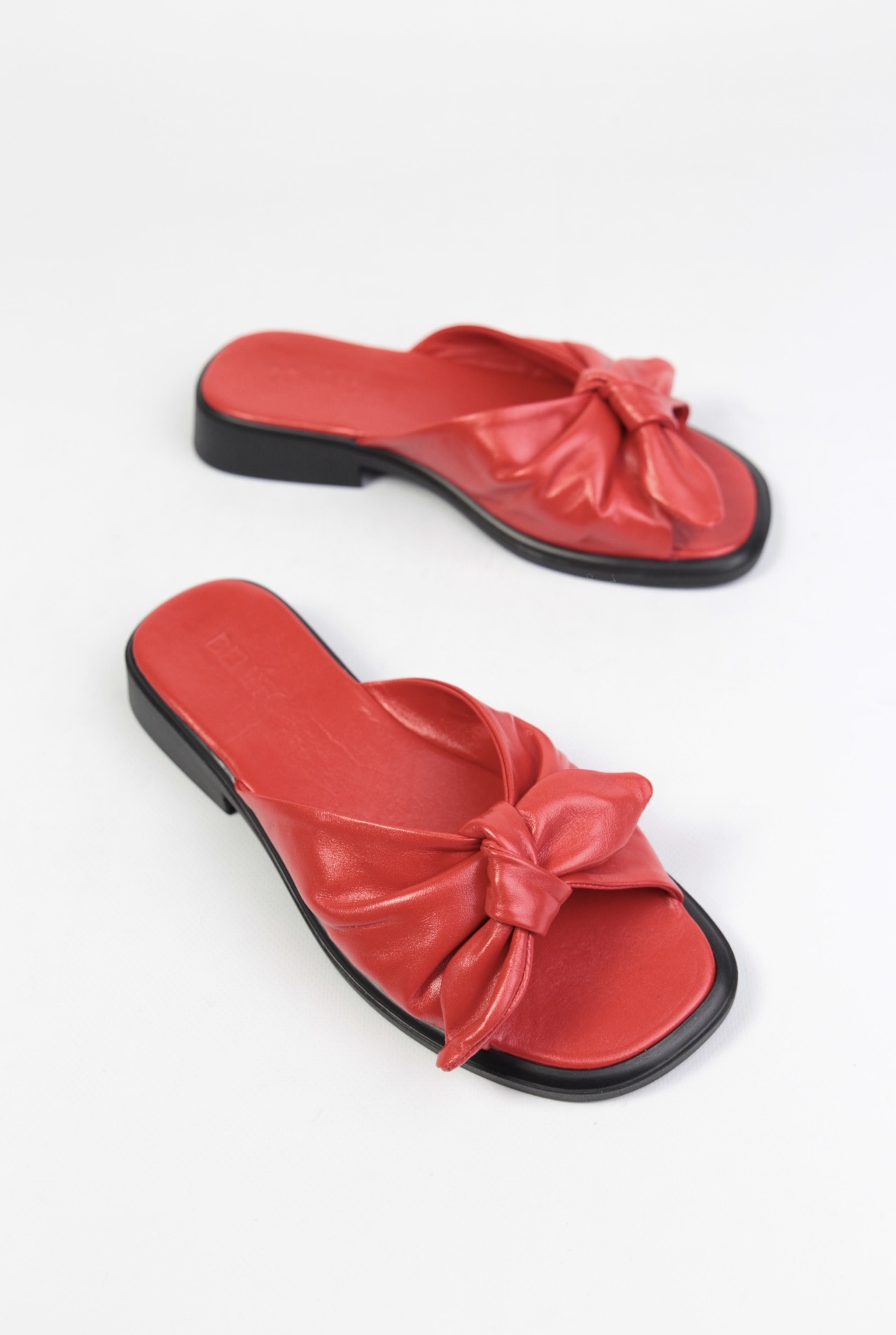 картинка Шлепанцы кожаные Benito от магазина Pratik