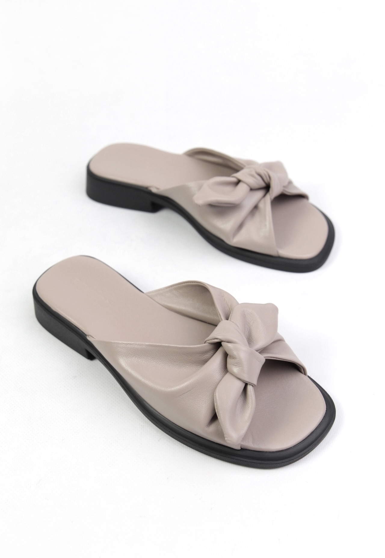 картинка Шлепанцы кожаные Benito от магазина Pratik