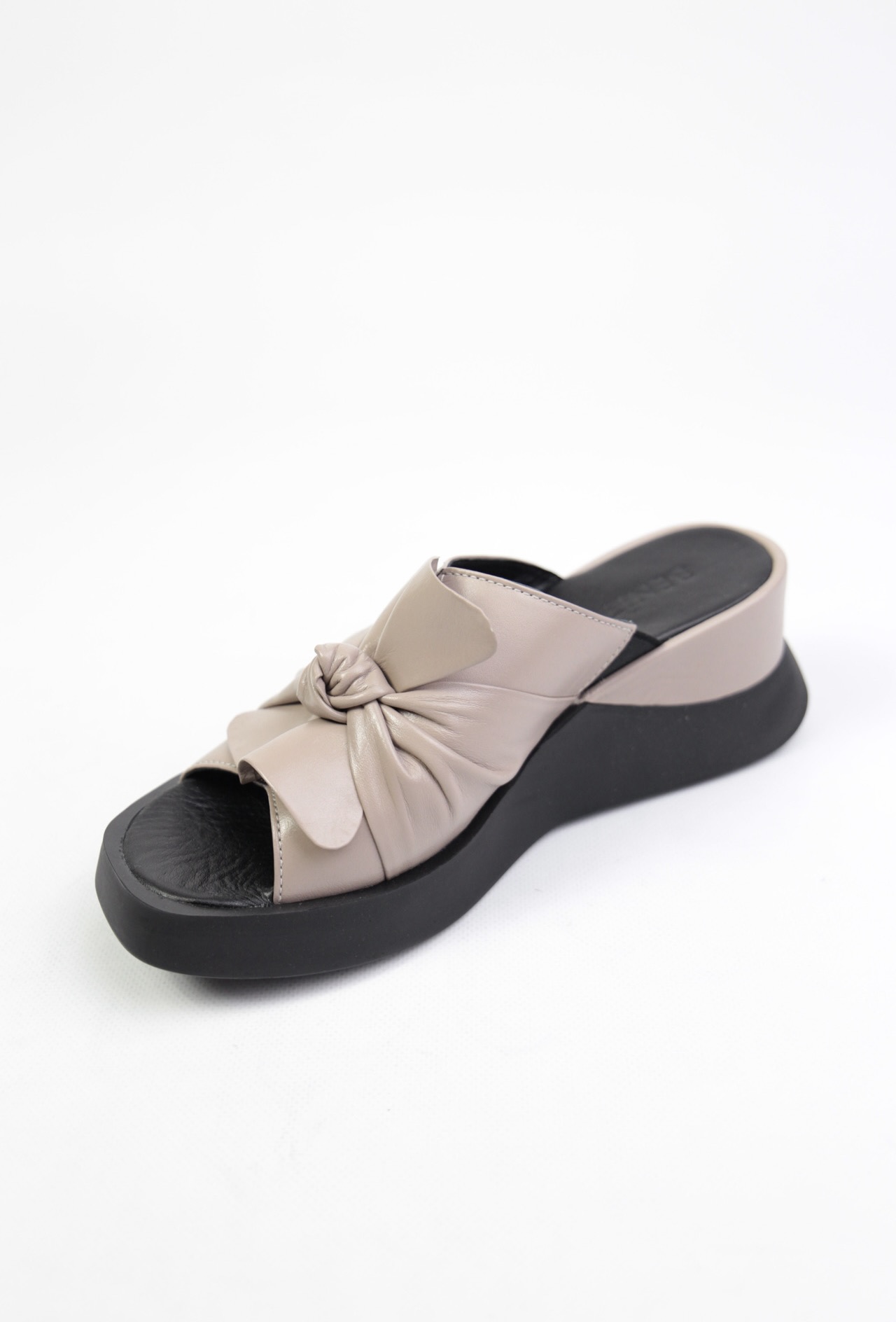 картинка Шлепанцы кожаные Benito от магазина Pratik