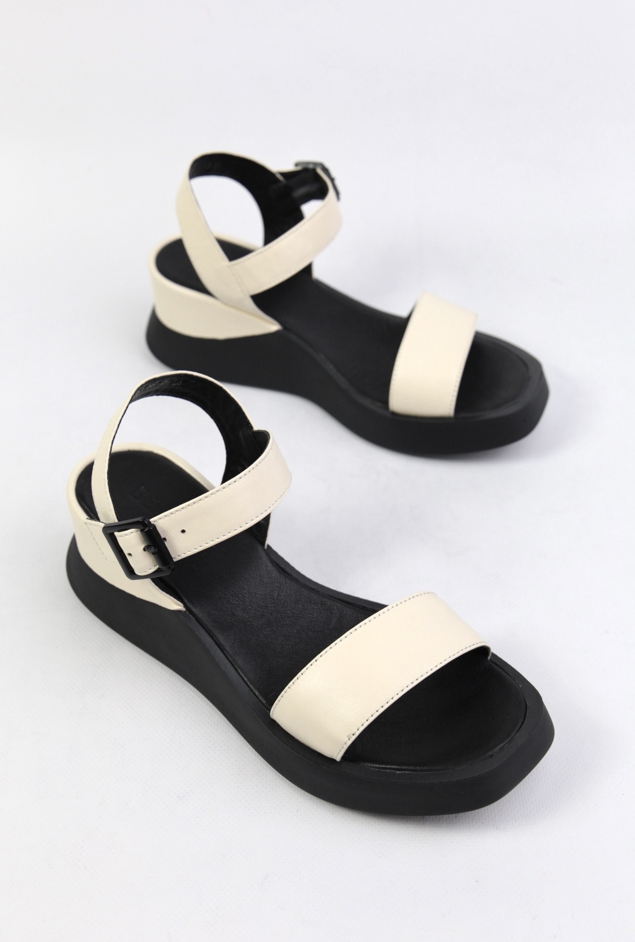 картинка Босоножки кожаные Benito от магазина Pratik