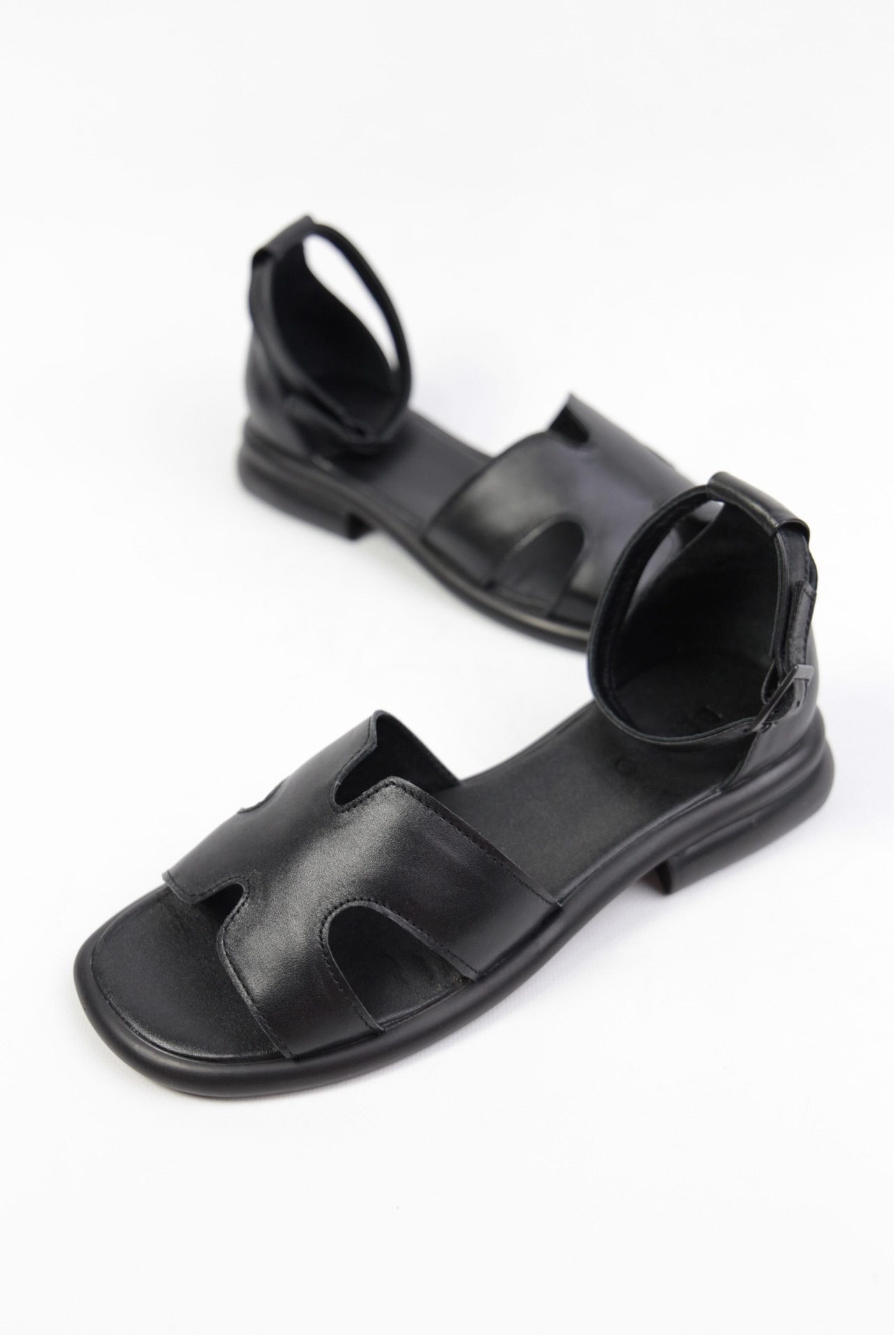 картинка Сандалии кожаные Benito от магазина Pratik