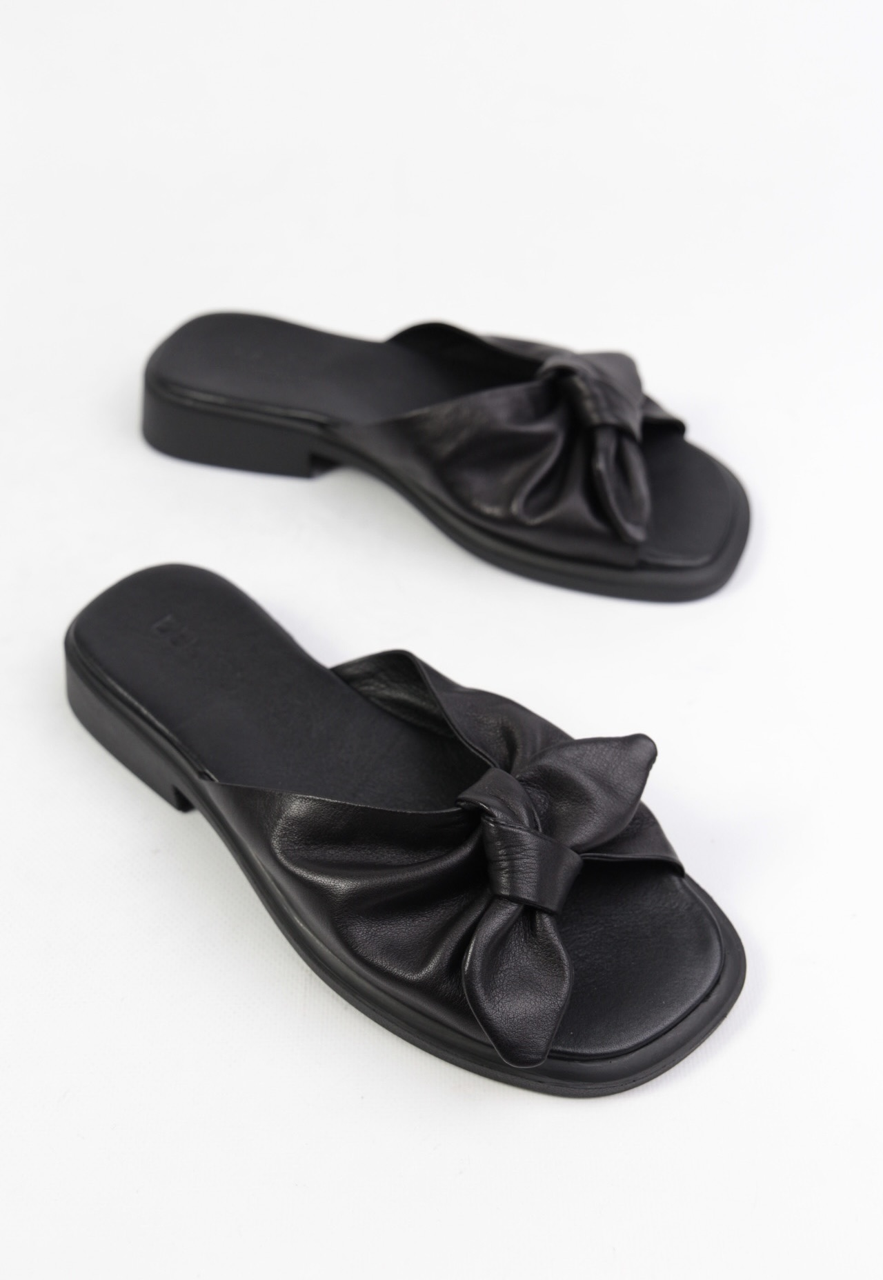 картинка Шлепанцы кожаные Benito от магазина Pratik