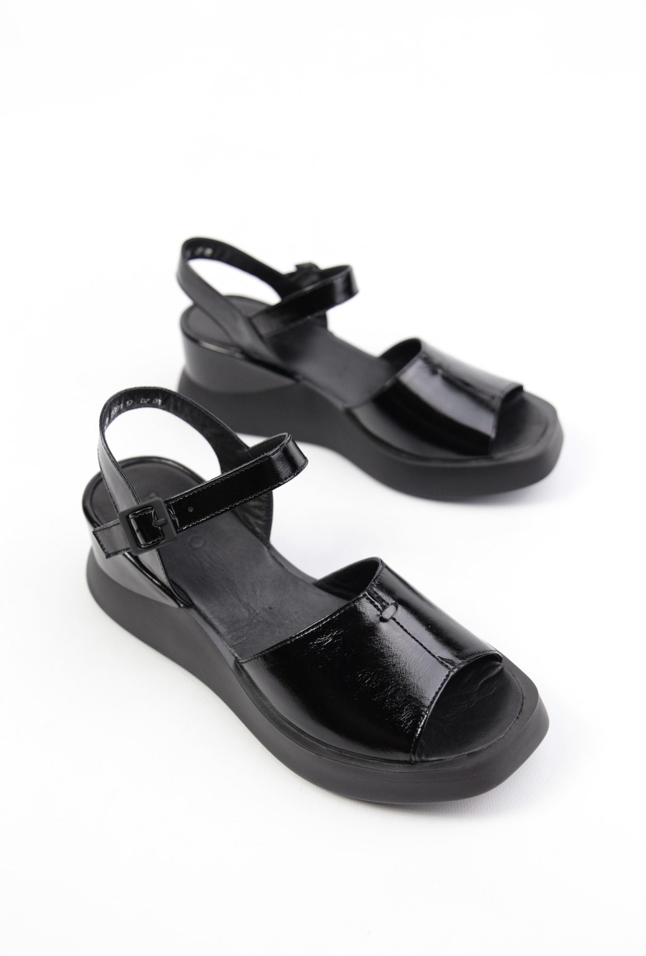 картинка Босоножки кожаные Benito от магазина Pratik