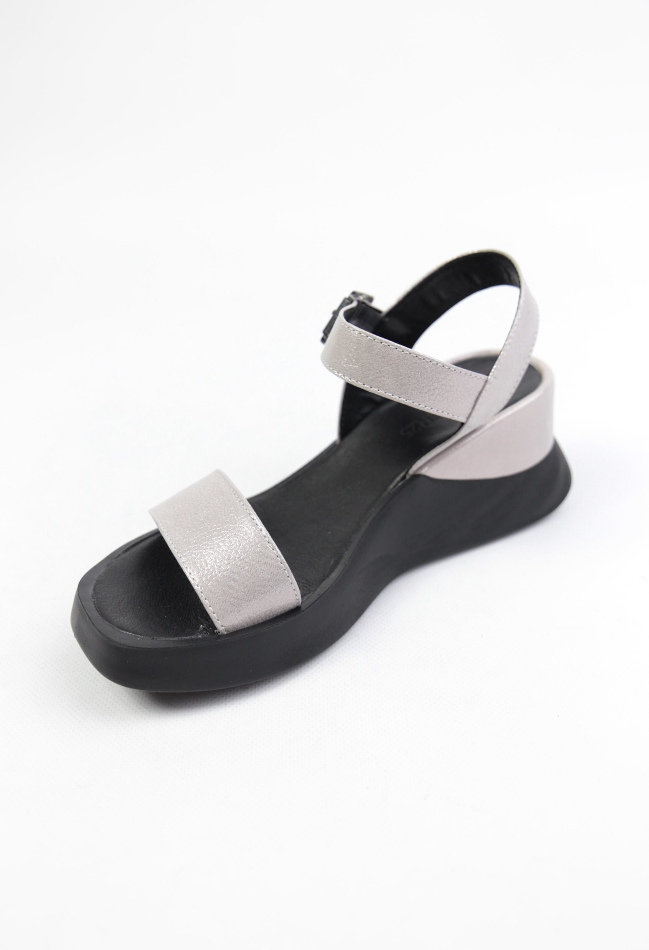 картинка Босоножки кожаные Benito от магазина Pratik