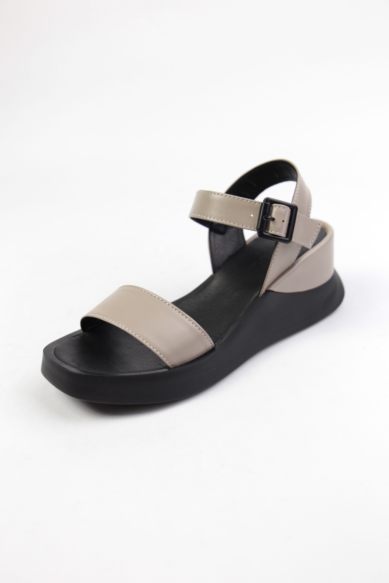 картинка Босоножки кожаные Benito от магазина Pratik