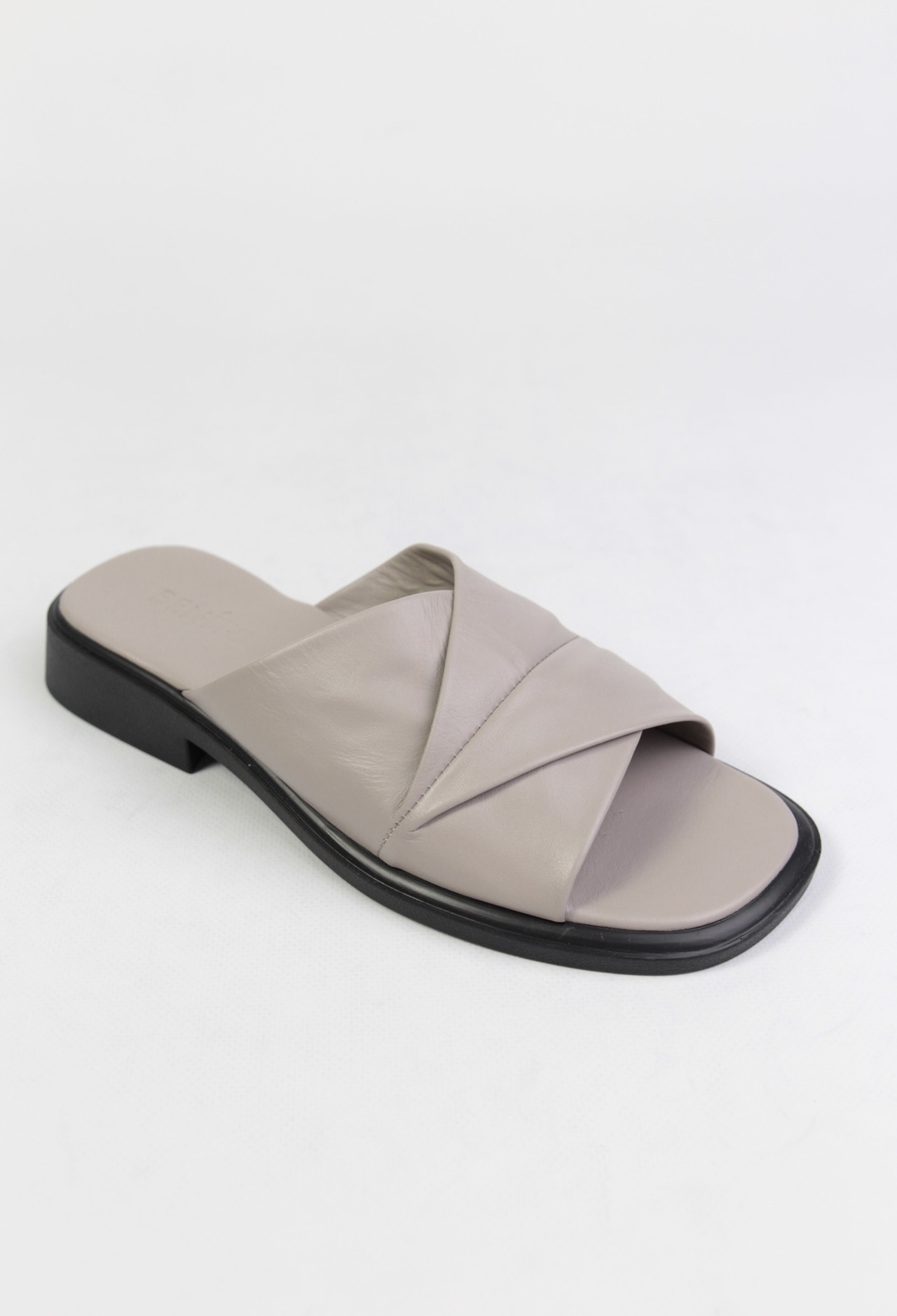 картинка Шлепанцы кожаные Benito от магазина Pratik