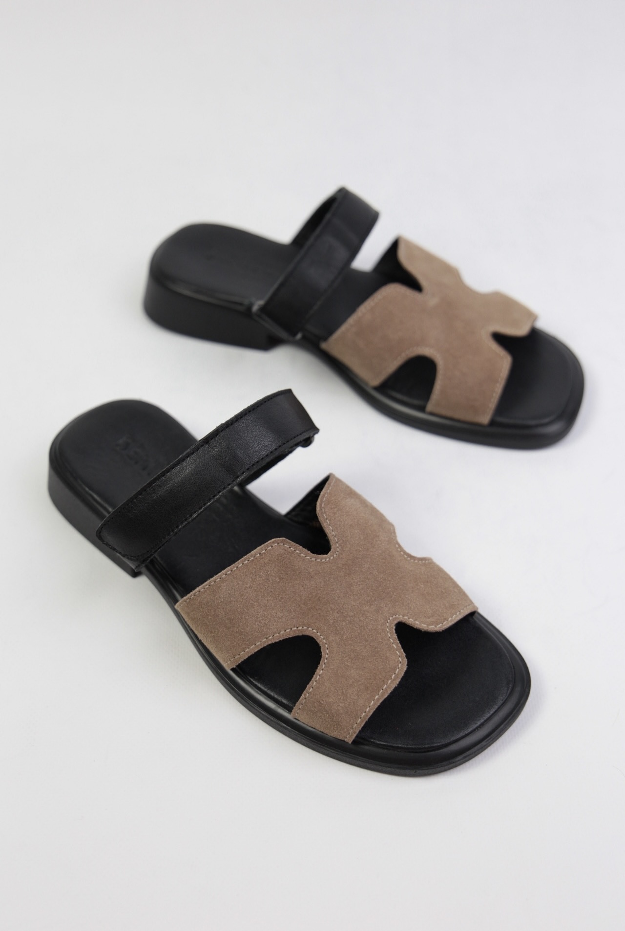 картинка Замшеві шльопанці Benito от магазина Pratik