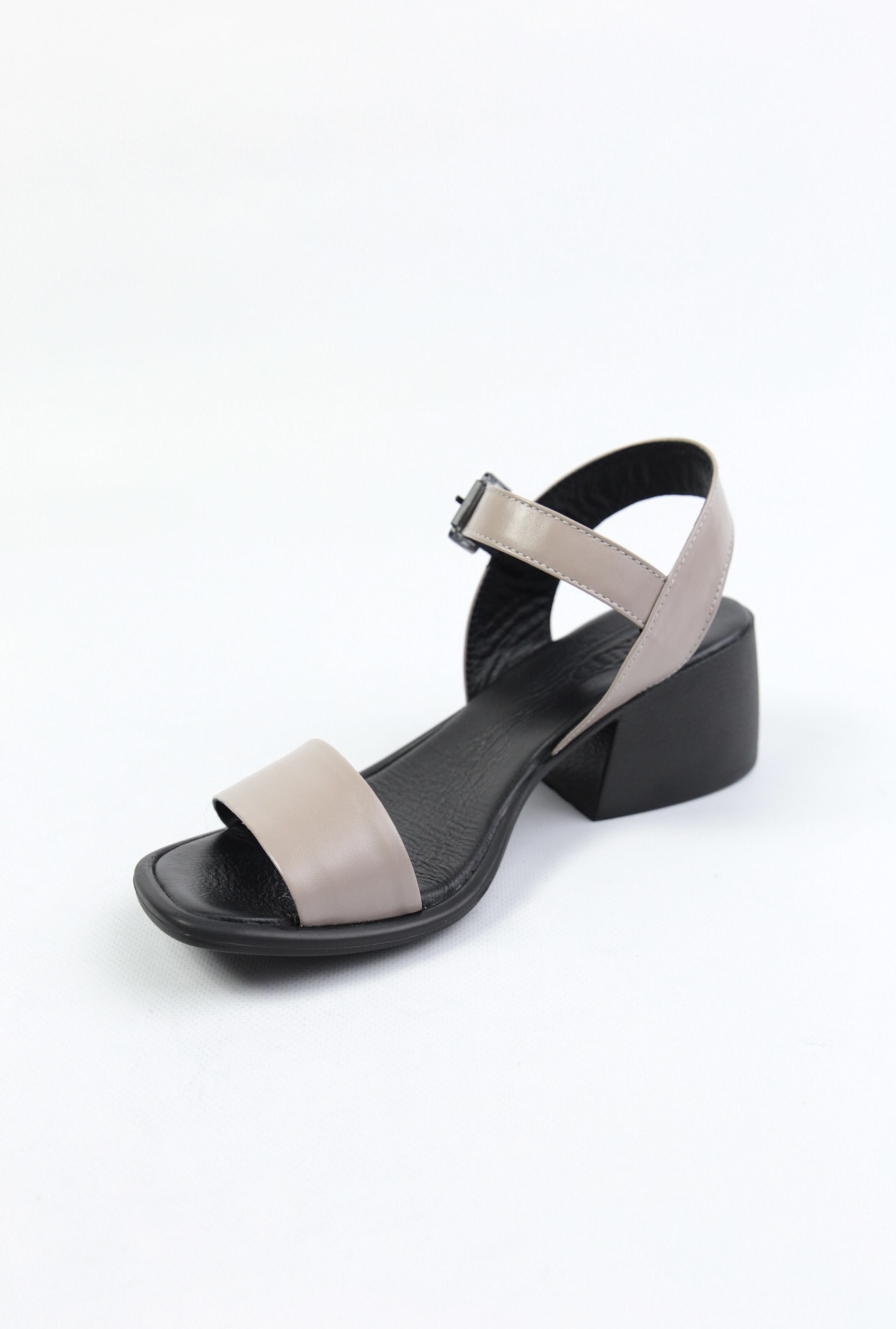 картинка Босоножки кожаные Benito от магазина Pratik