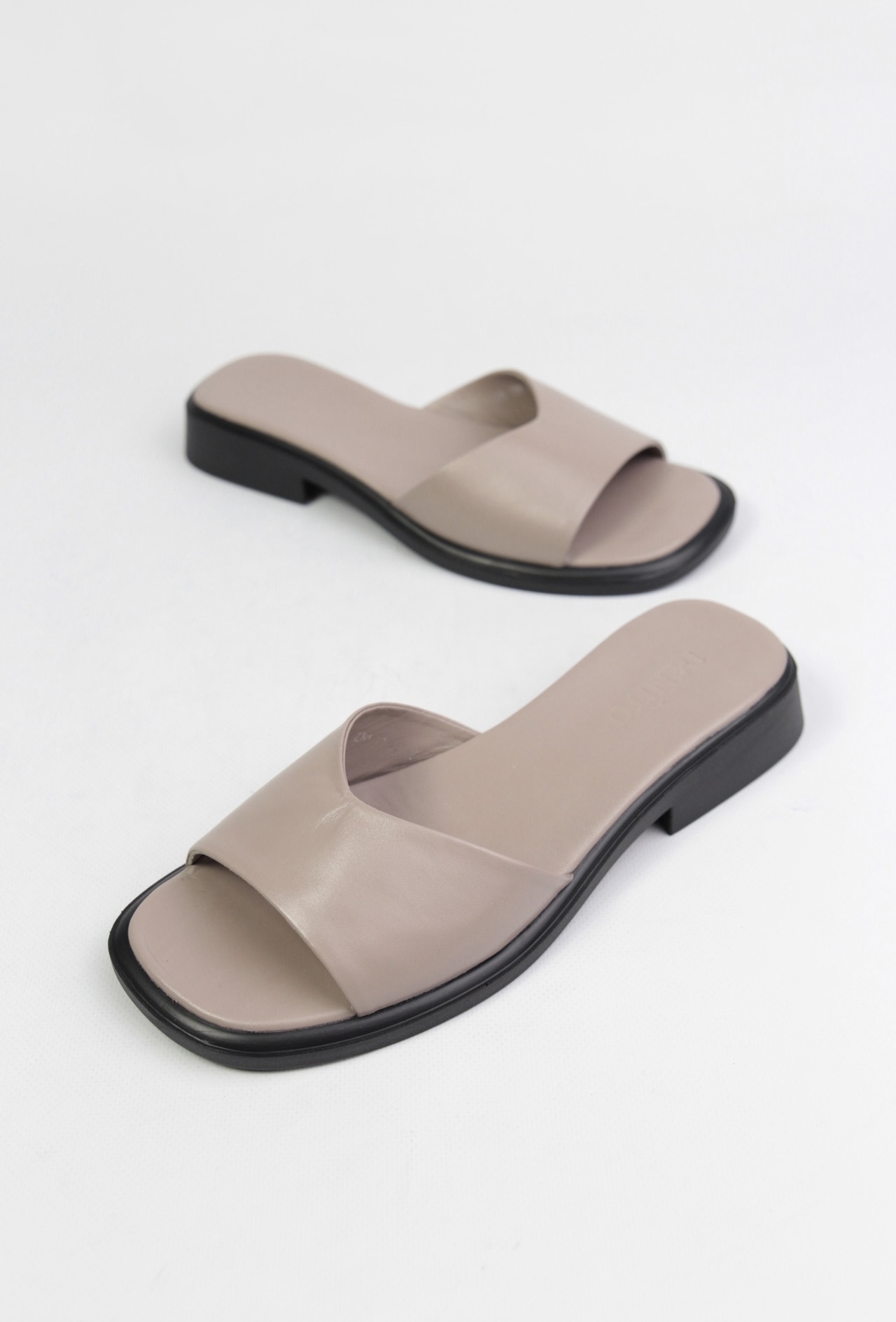 картинка Шлепанцы кожаные Benito от магазина Pratik