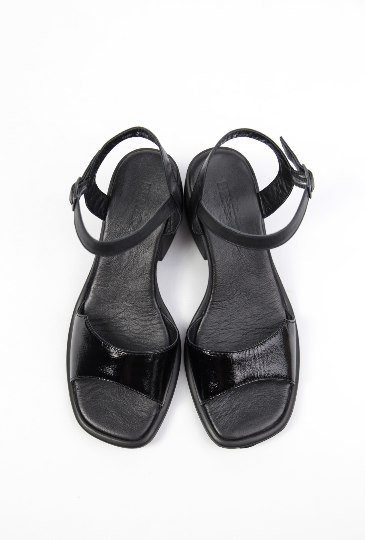 картинка Босоножки кожаные Benito от магазина Pratik