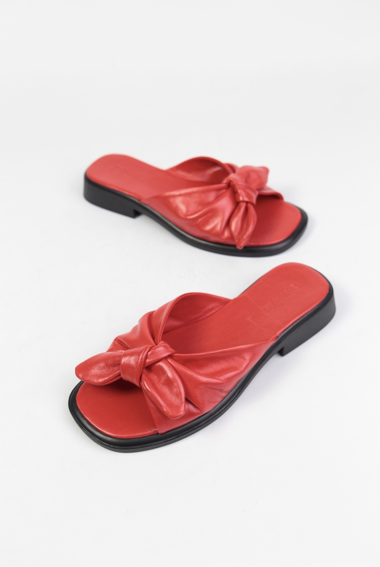 картинка Шлепанцы кожаные Benito от магазина Pratik