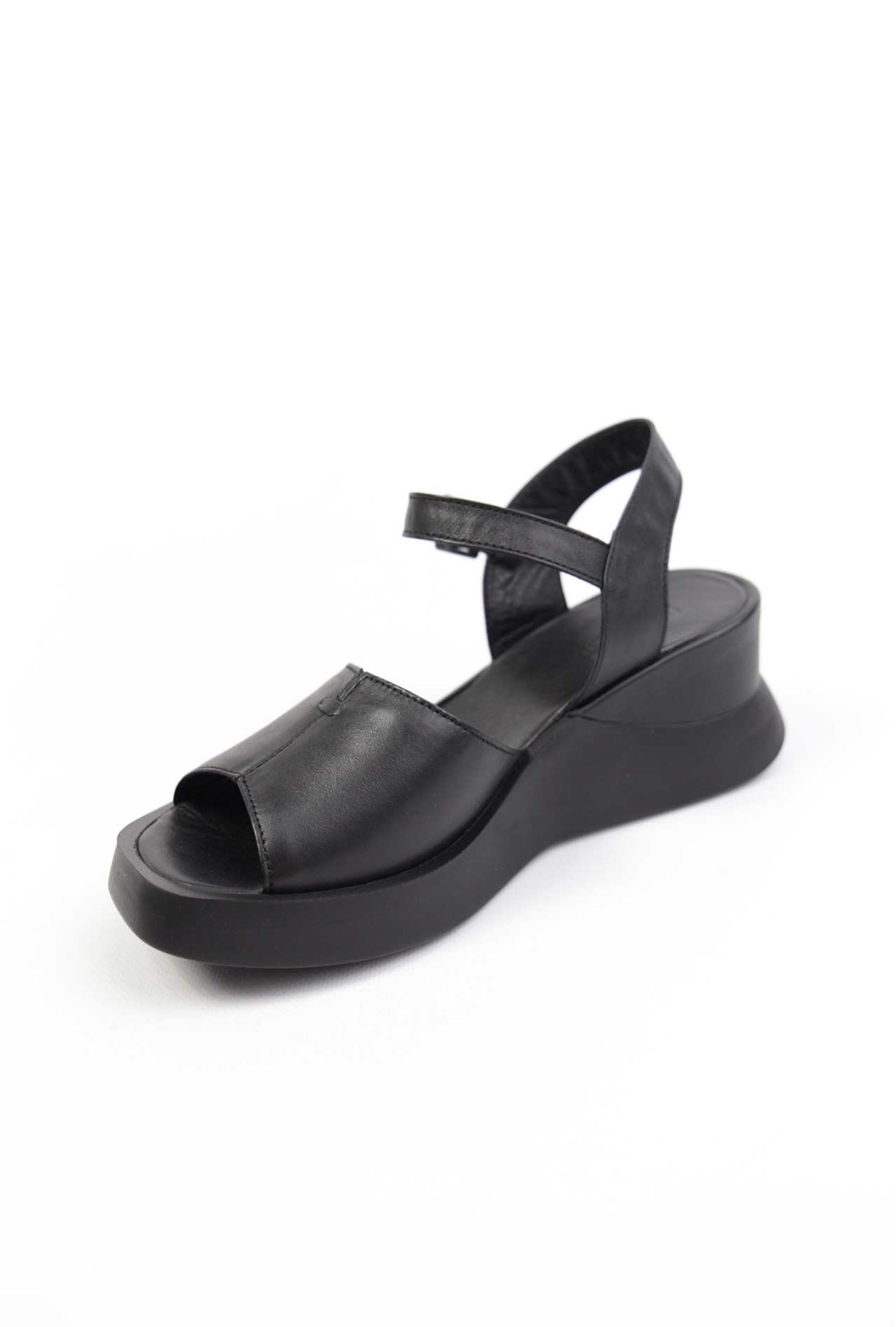 картинка Босоножки кожаные Benito от магазина Pratik