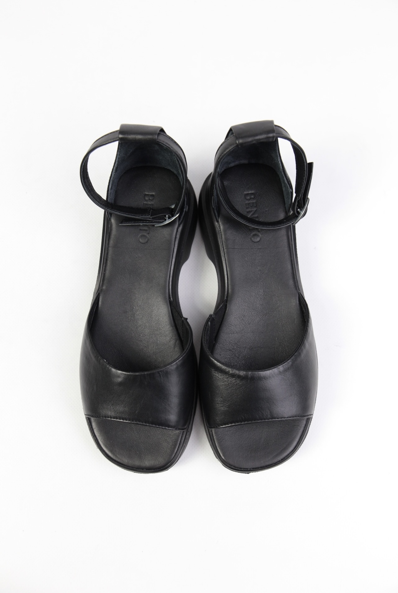 картинка Босоножки кожаные Benito от магазина Pratik