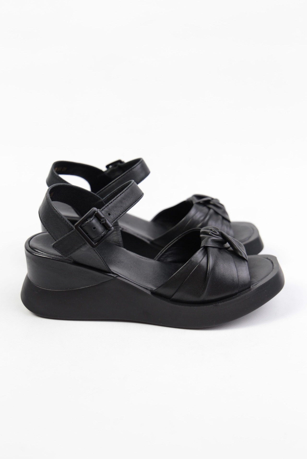 картинка Босоножки кожаные Benito от магазина Pratik