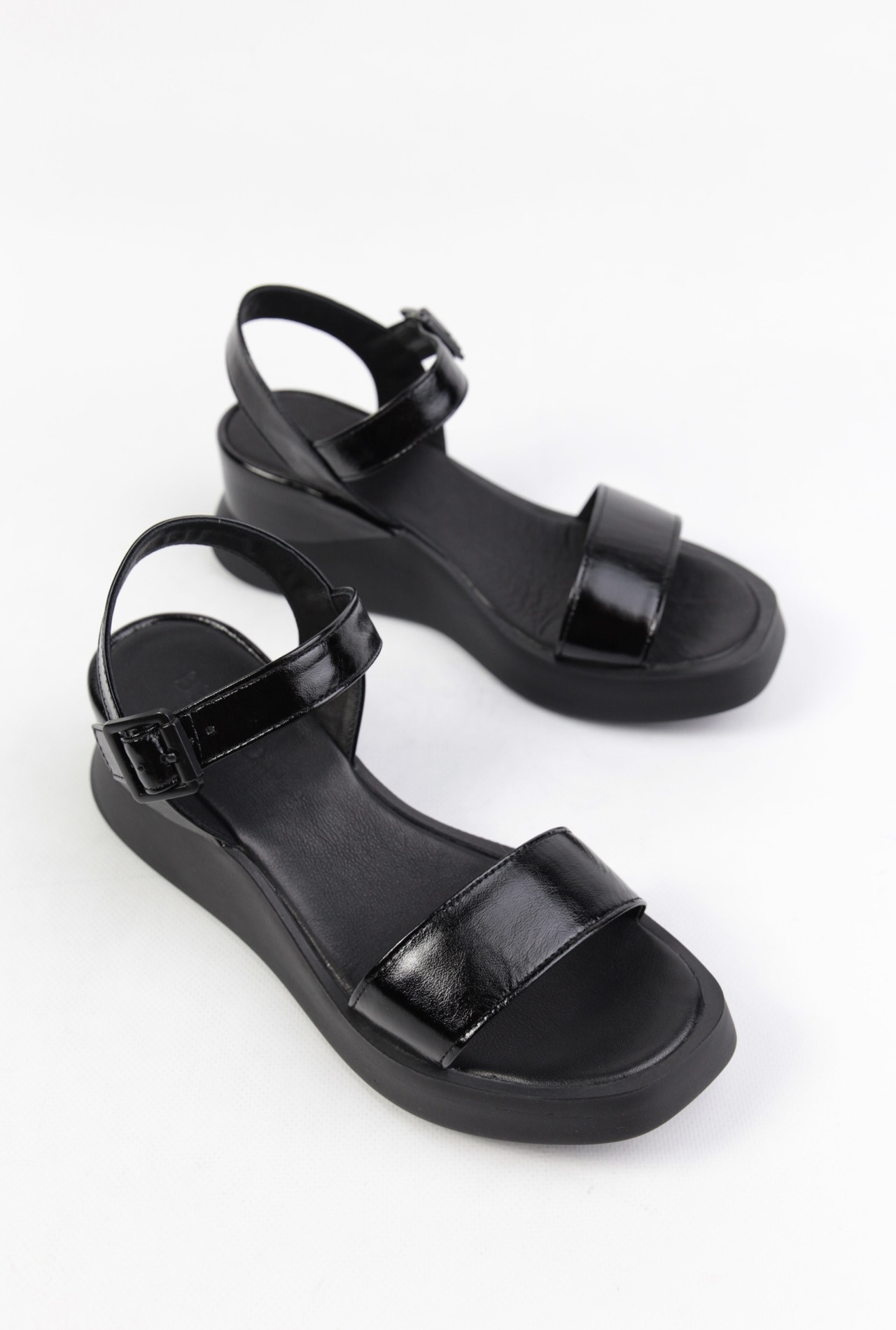 картинка Босоножки кожаные Benito от магазина Pratik