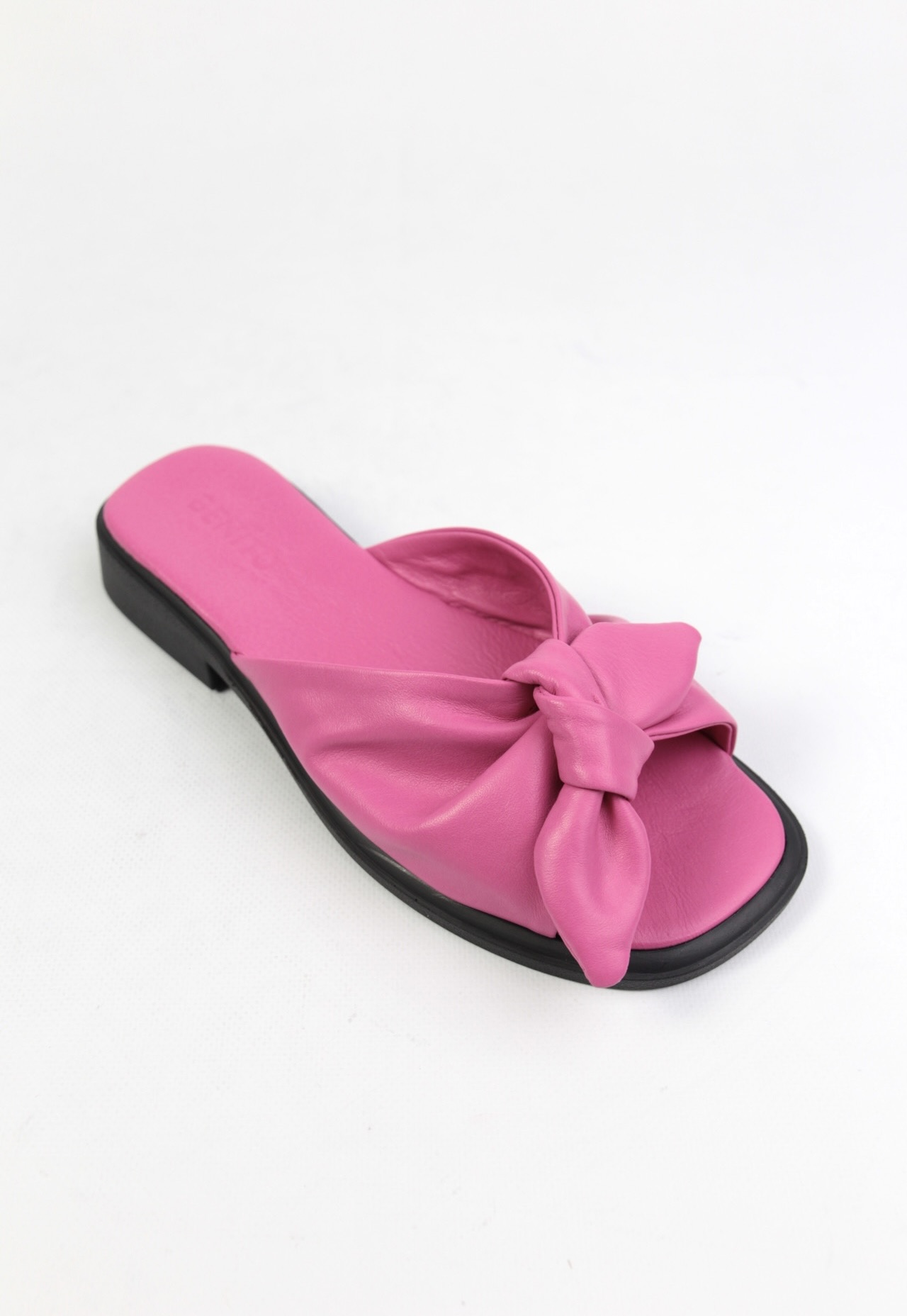 картинка Шлепанцы кожаные Benito от магазина Pratik