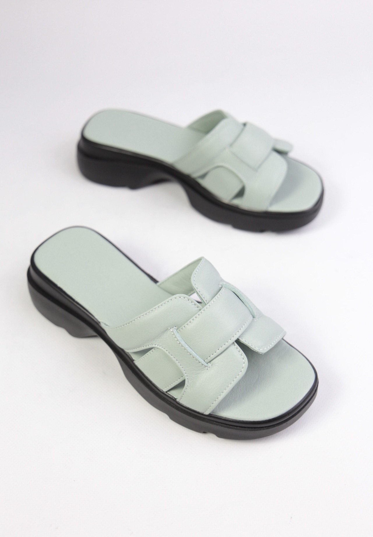 картинка Шлепанцы кожаные Benito от магазина Pratik