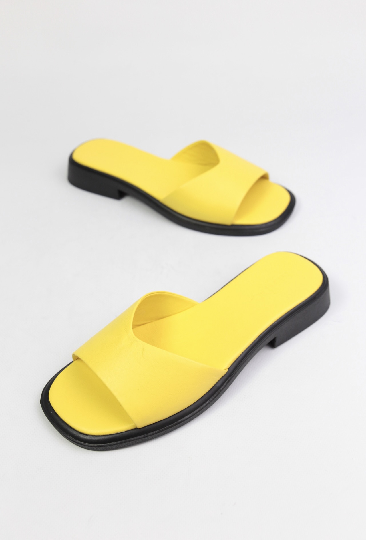 картинка Шлепанцы кожаные Benito от магазина Pratik