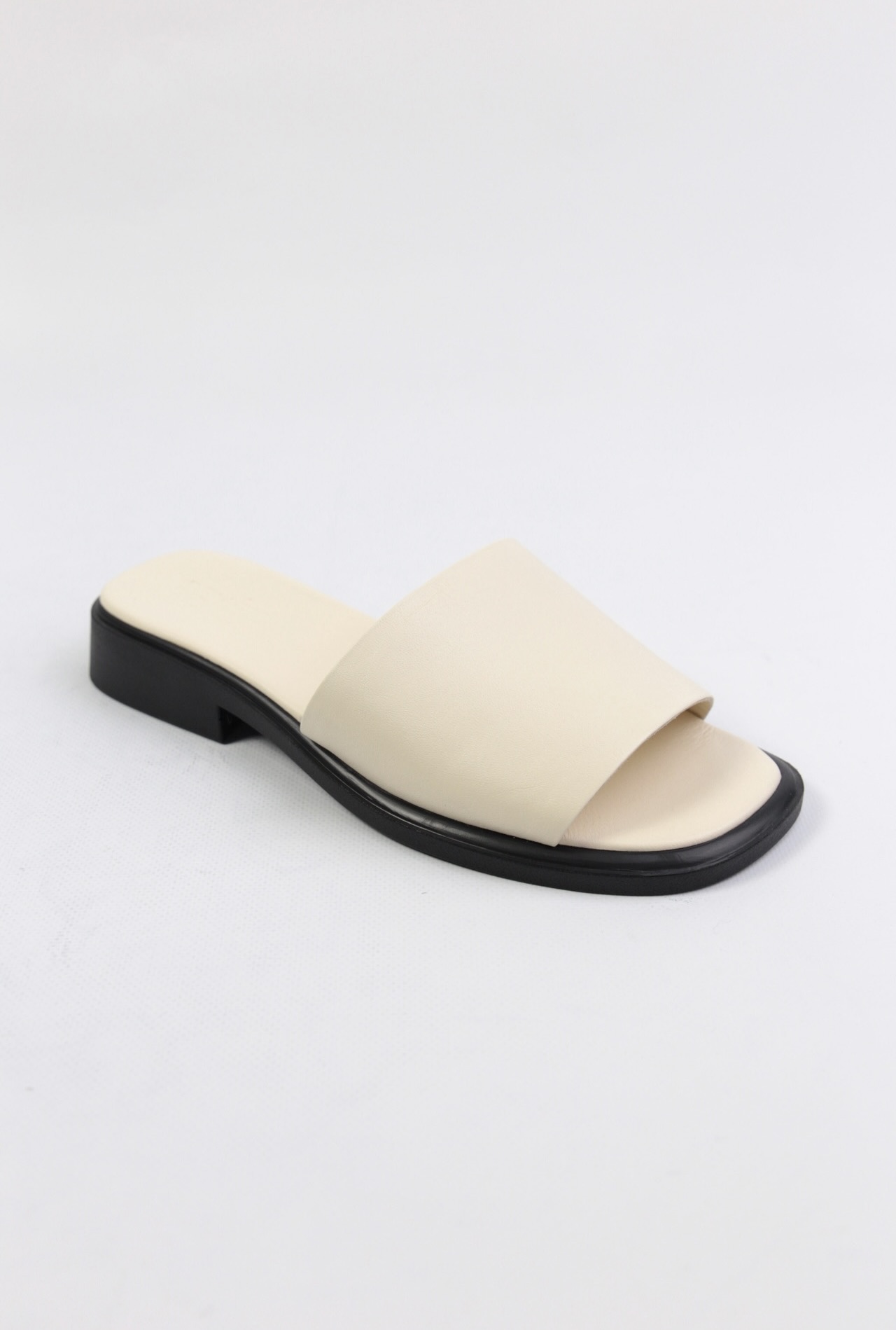 картинка Шлепанцы кожаные Benito от магазина Pratik