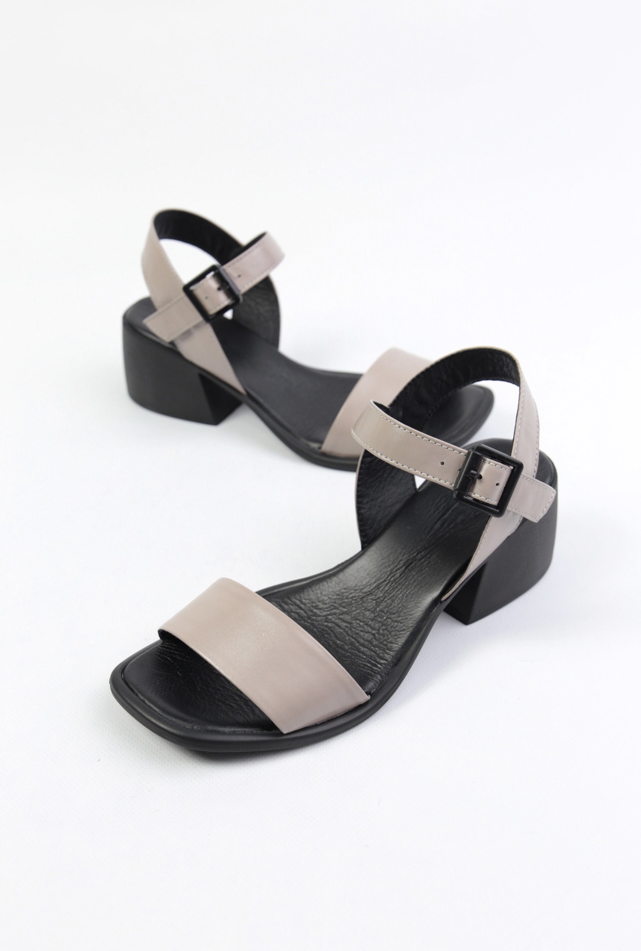 картинка Босоножки кожаные Benito от магазина Pratik