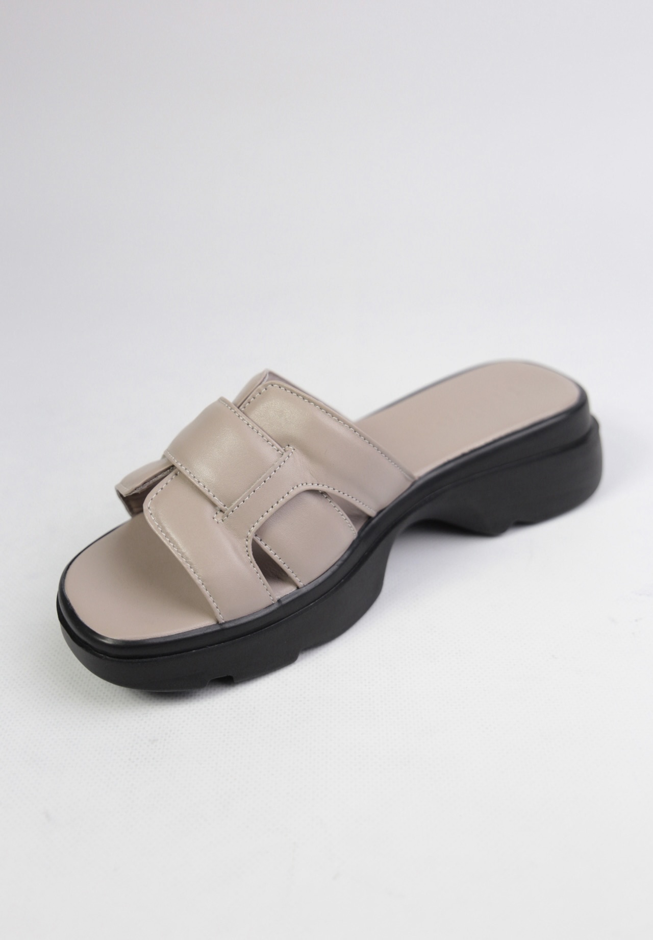 картинка Шлепанцы кожаные Benito от магазина Pratik