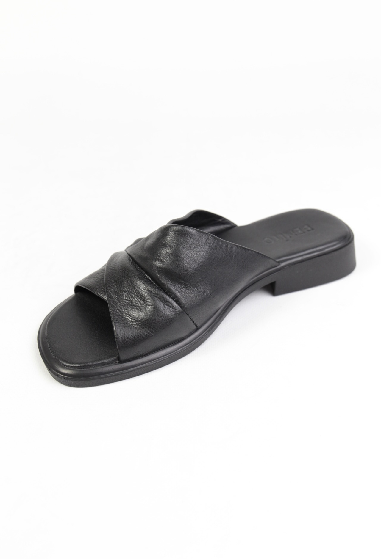 картинка Шлепанцы кожаные Benito от магазина Pratik