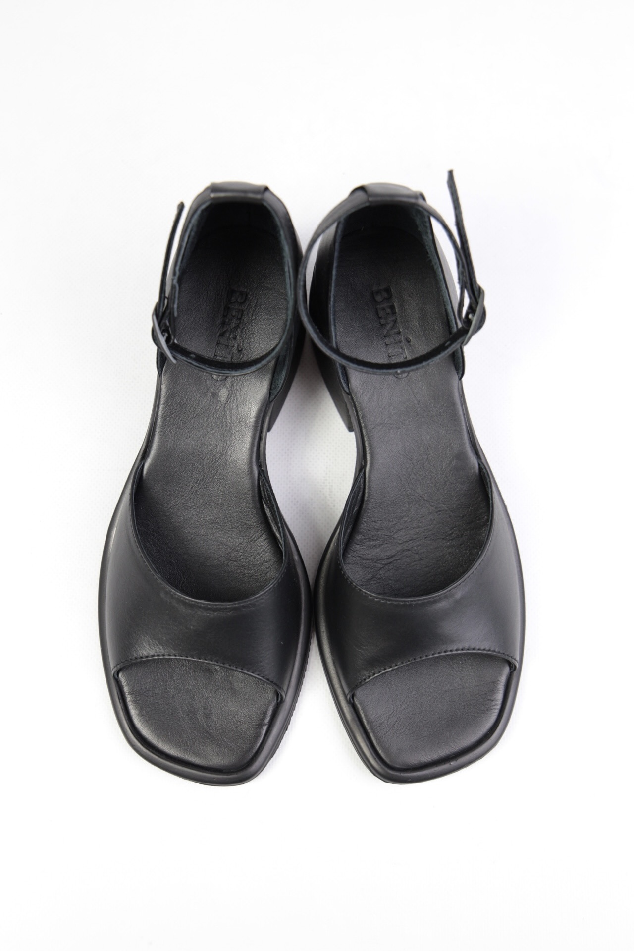 картинка Босоножки кожаные Benito от магазина Pratik